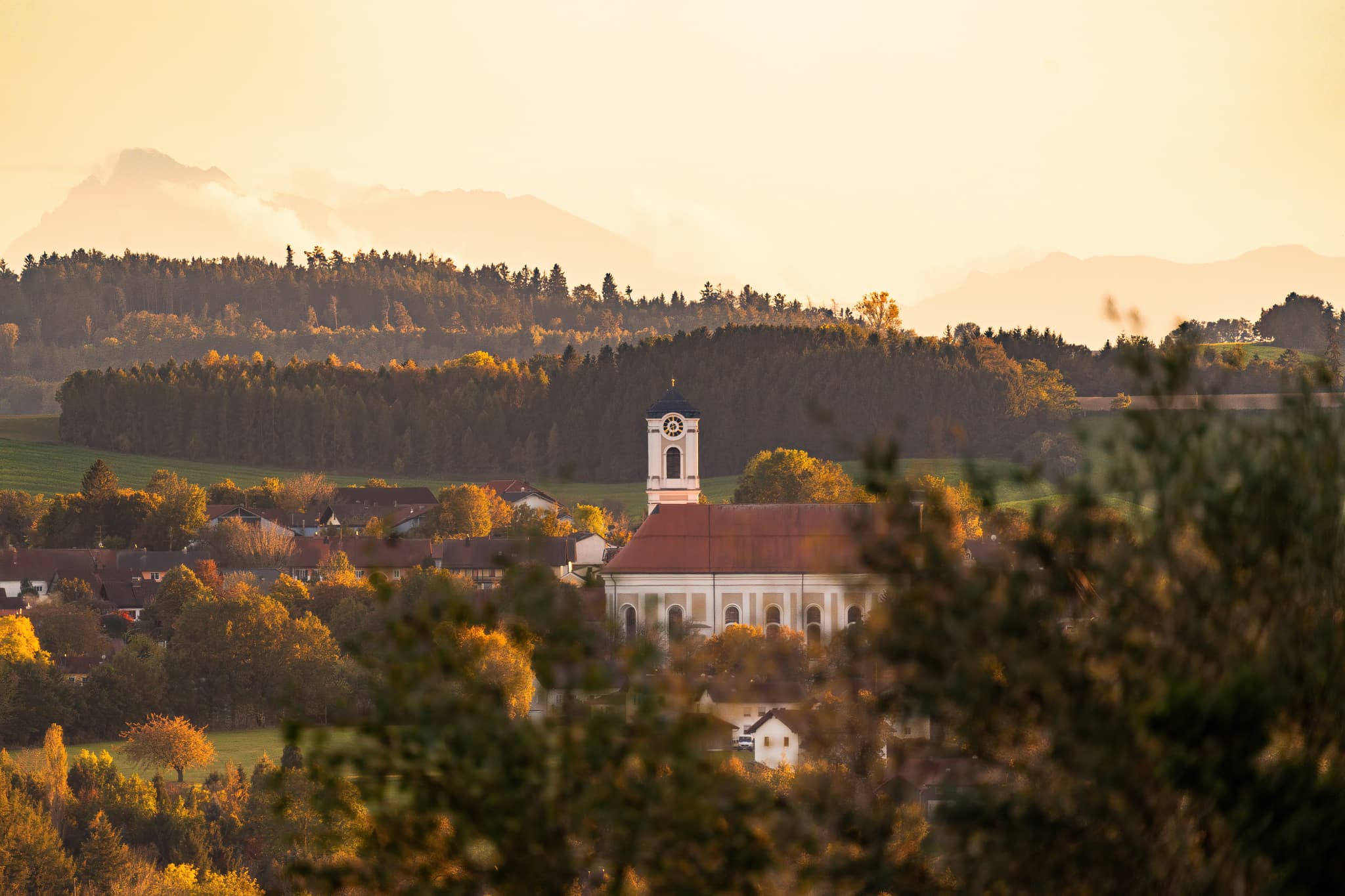 Malerische Aussicht vom Kurpark auf Asbach bei Bad Griesbach im Rottal, Landkreis Passau, Niederbayern. Teil des Bäderdreiecks in Deutschland.