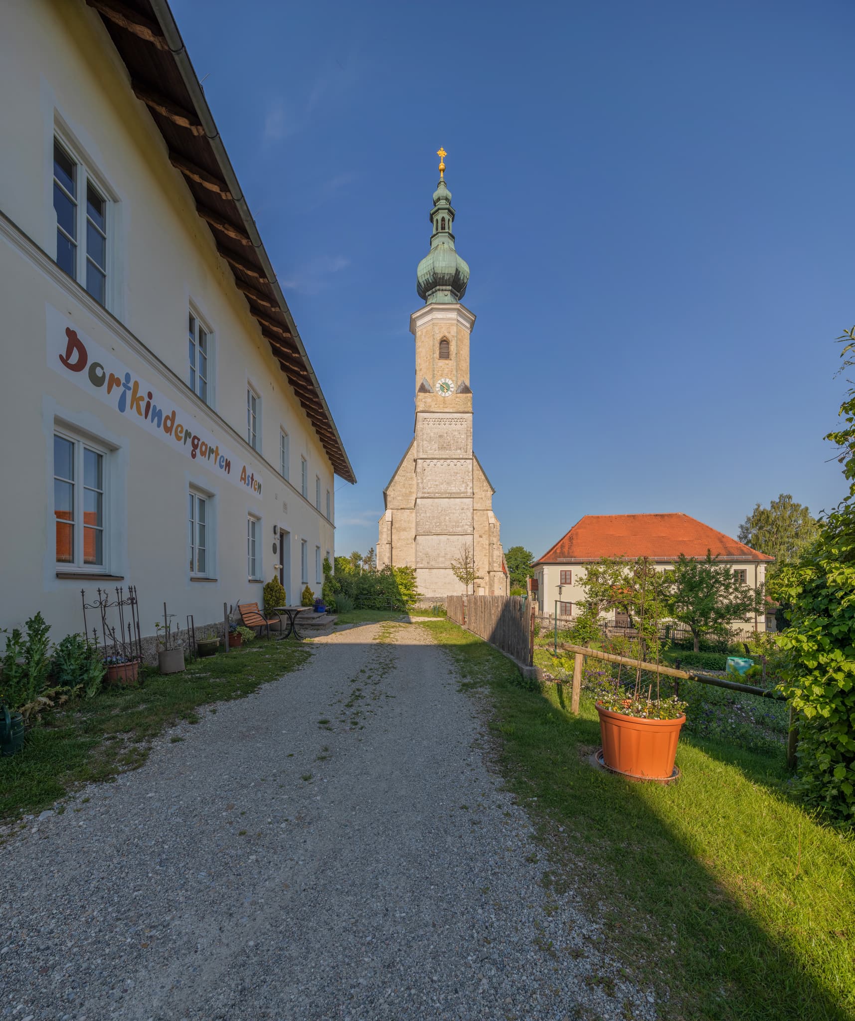 Dorfkindergarten Asten und die Kirche Maria Himmelfahrt in Tittmoning, Landkreis Traunstein, Oberbayern, Inn-Salzach, Deutschland. Wunderschönes Panoramabild.