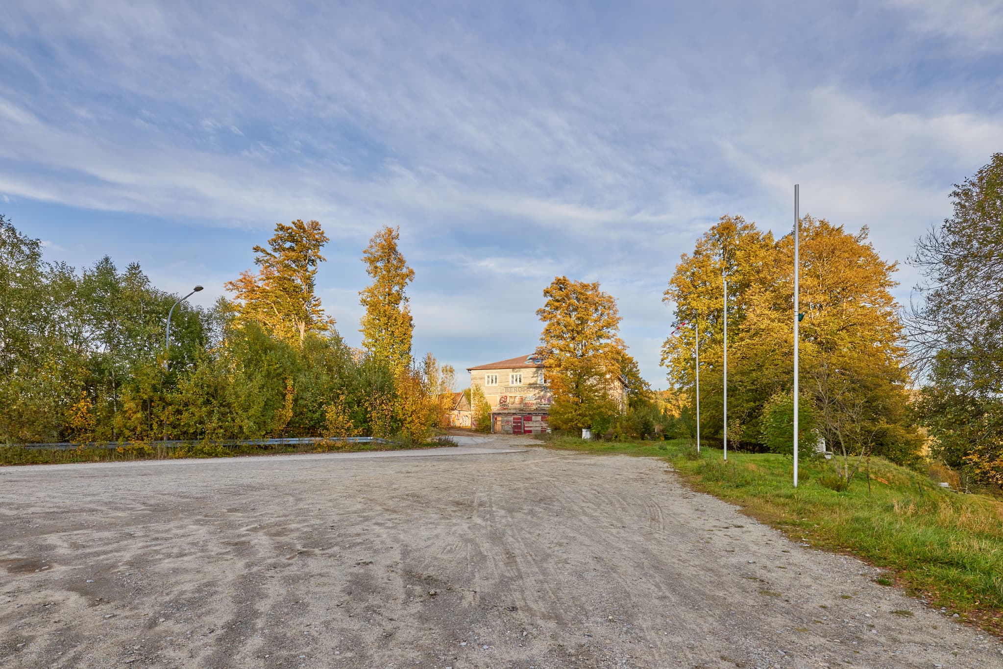 Herbstliche Szene am Berghof Rusel in Schaufling, Landkreis Deggendorf, Niederbayern, Deutschland, Bayerischer Wald mit verfallenen Gebäude und Bäumen.
