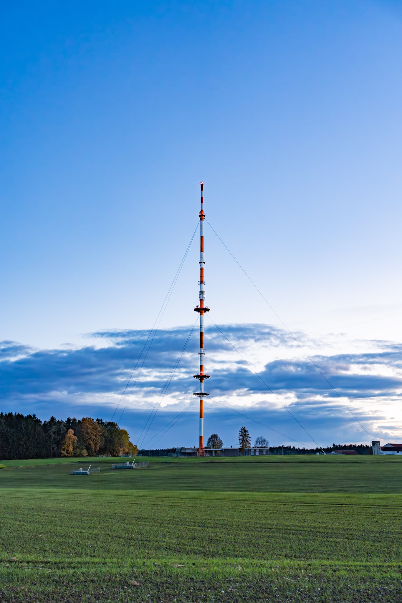 Funkturm in Rottenstuben, Hebertsfelden, Landkreis Rottal-Inn. Diese ländliche Landschaft befindet sich in der Region Holzland, Niederbayern, Deutschland.