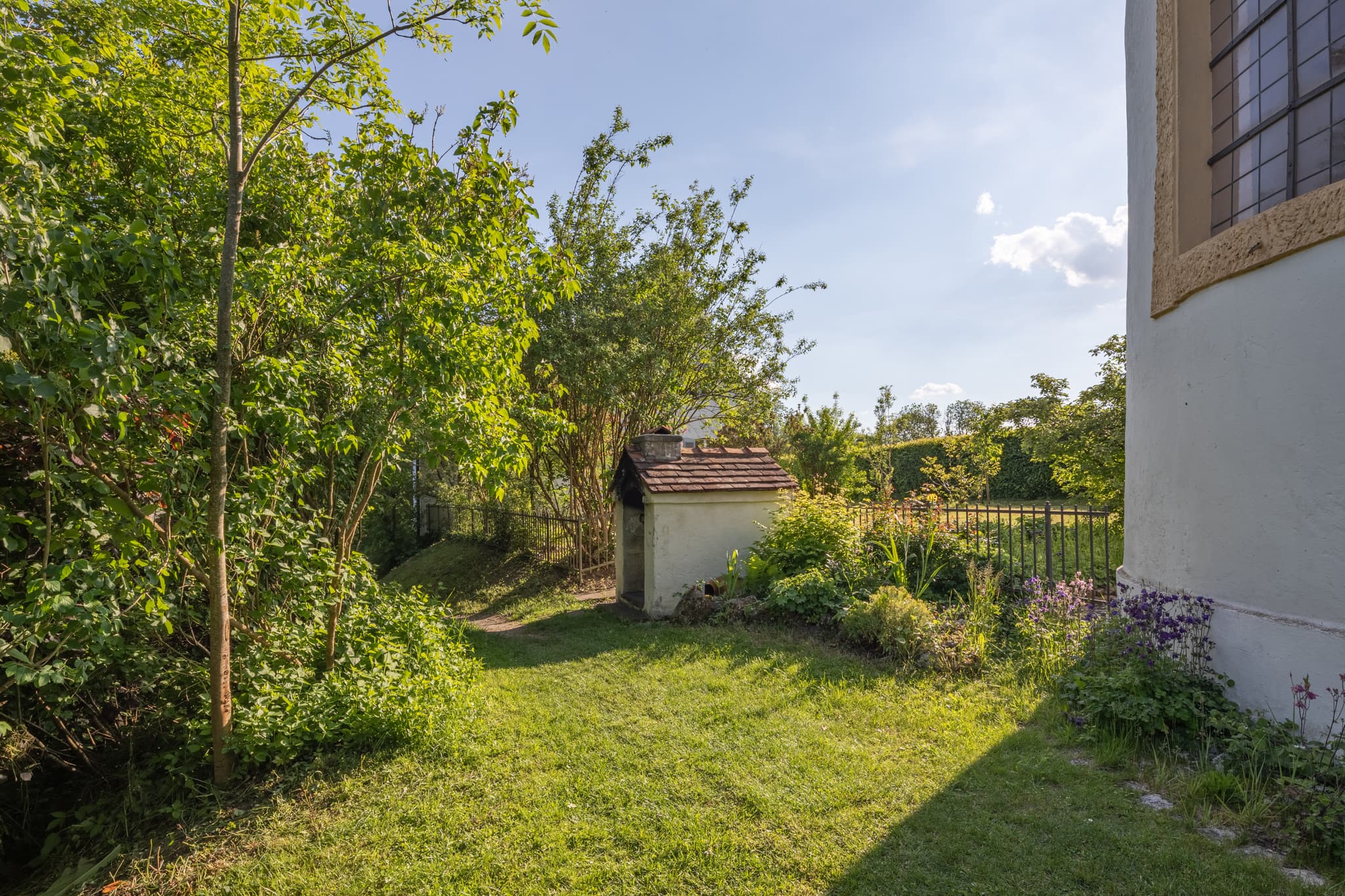 Der historische Backofen an der Klausenkirche in Engfurt, einem Ortsteil von Töging am Inn, Landkreis Altötting, Oberbayern, Region Inn-Salzach, Deutschland.