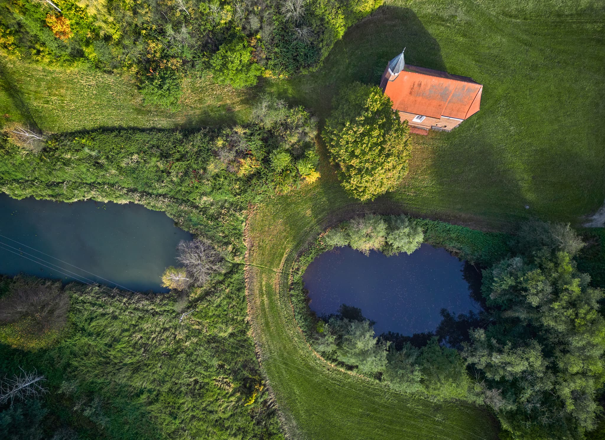 Luftaufnahme Kirchlein bei Martinskirchen St. Koloman, Wurmannsquick, Landkreis Rottal-Inn, Niederbayern. Umgeben von Wiesen und Teichen in der Region Holzland.