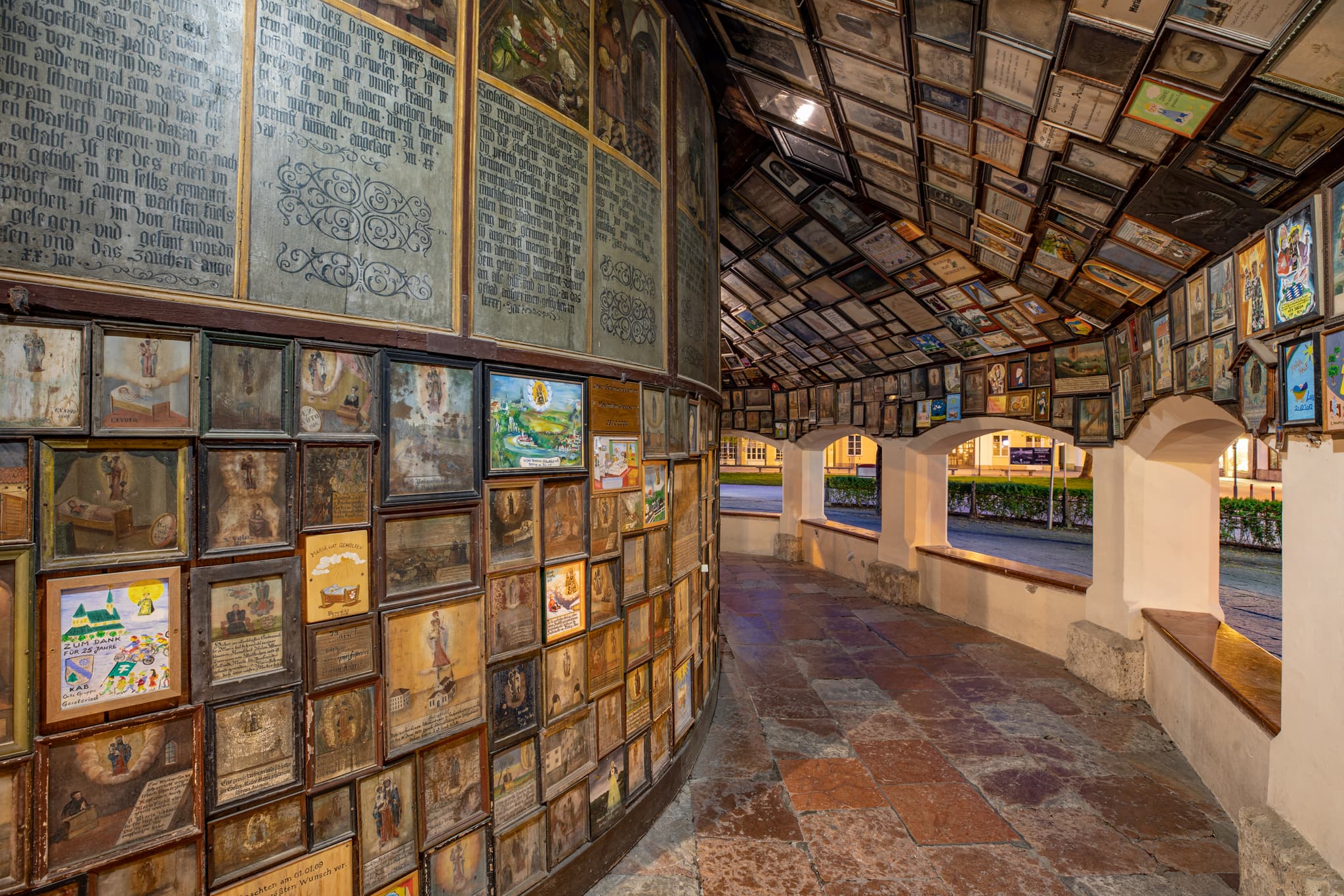 Gnadenkapelle Altötting, Kreuze und Votivtafeln, Kapellplatz, Landkreis Altötting, Oberbayern, Deutschland. Inn-Salzach, ein spiritueller Wallfahrtsort.