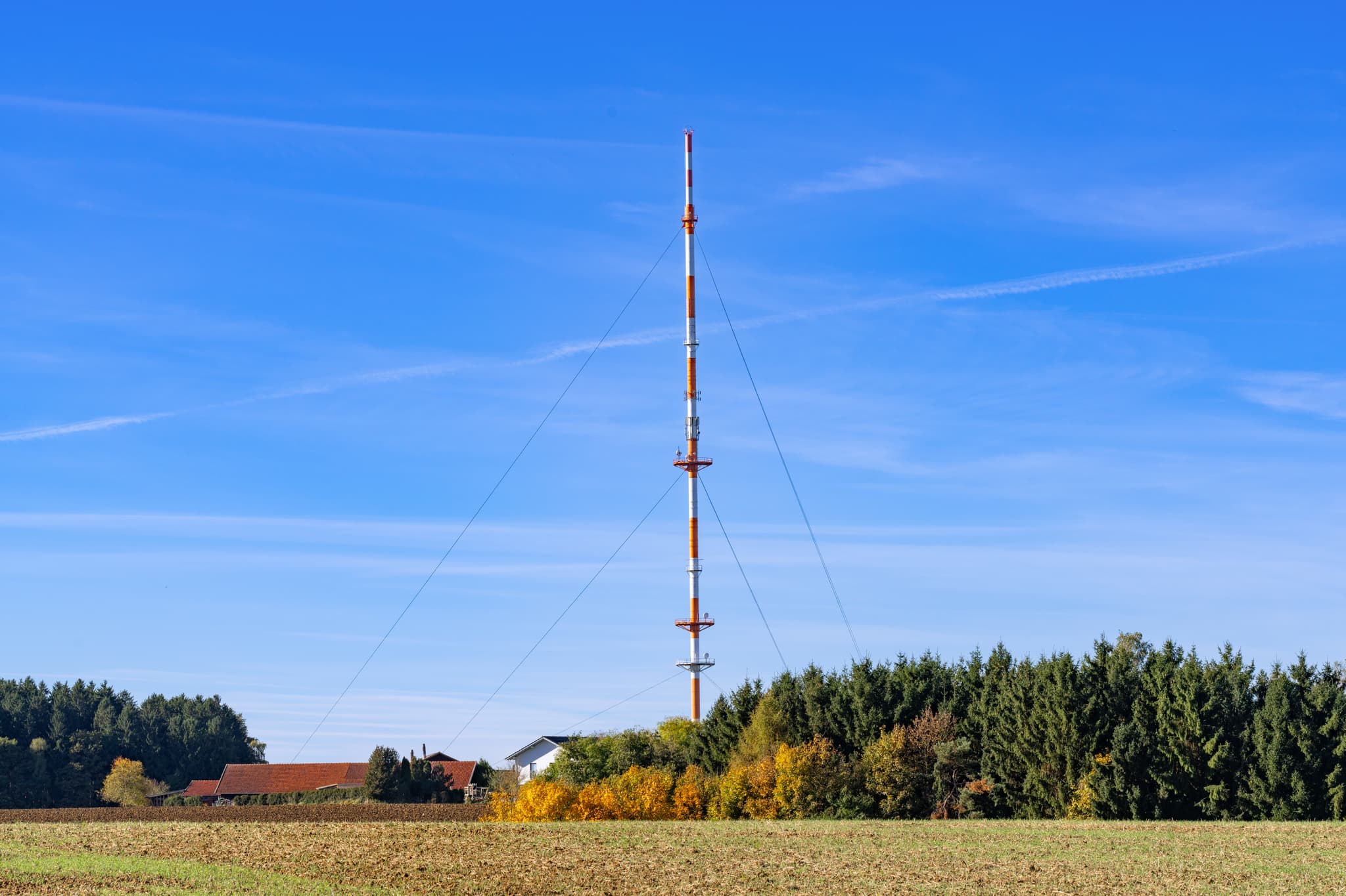 Funkturm in Rottenstuben, Hebertsfelden, umgeben von Feldern und Wäldern im Landkreis Rottal-Inn, Niederbayern. Das Holzland in Deutschland bei blauem Himmel.