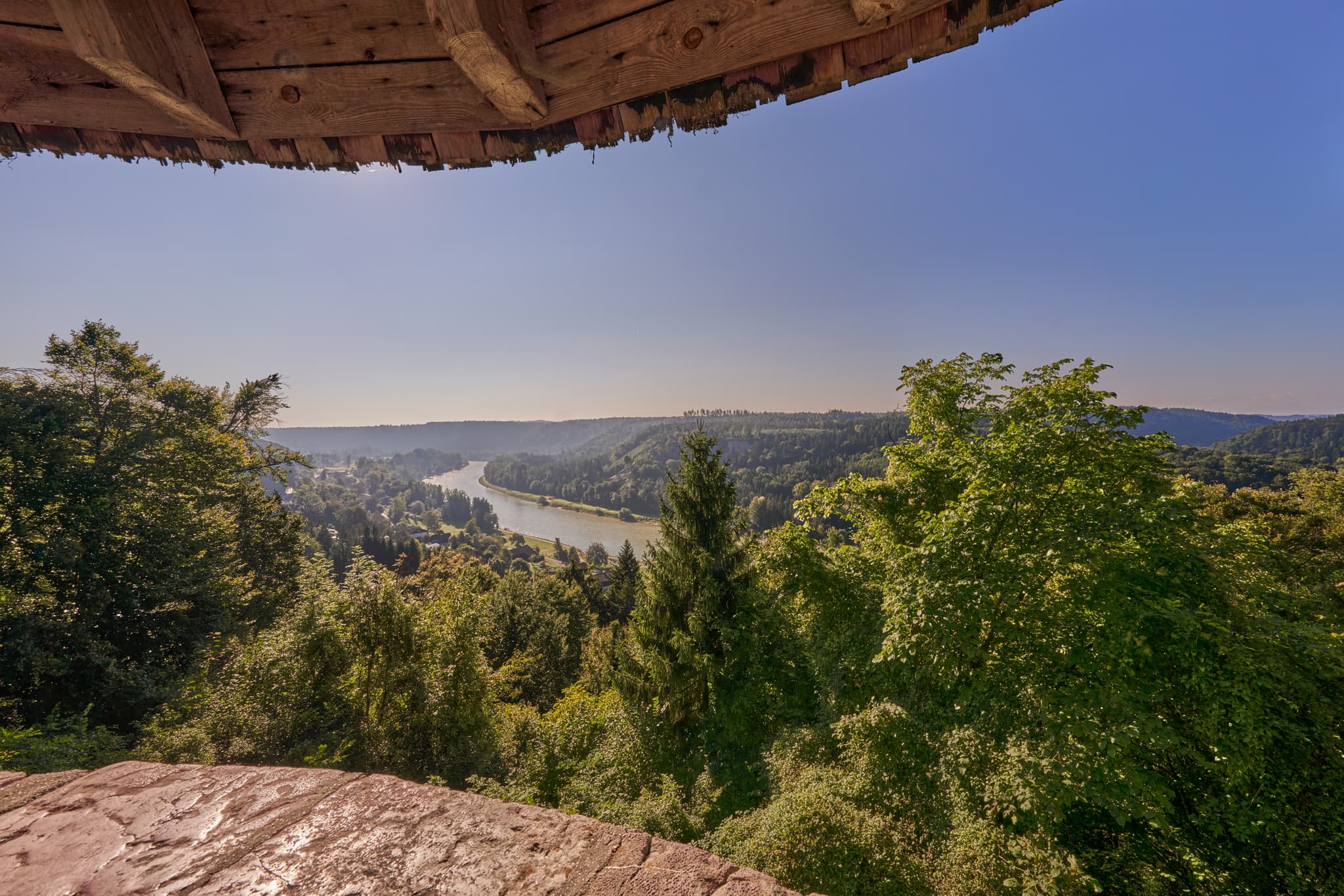 Weitblick über die Salzach und ihr bewaldetes Flusstal bei Pirach, Burgkirchen, Altötting, Oberbayern. Blick Richtung Burghausen, Weilhartforst.