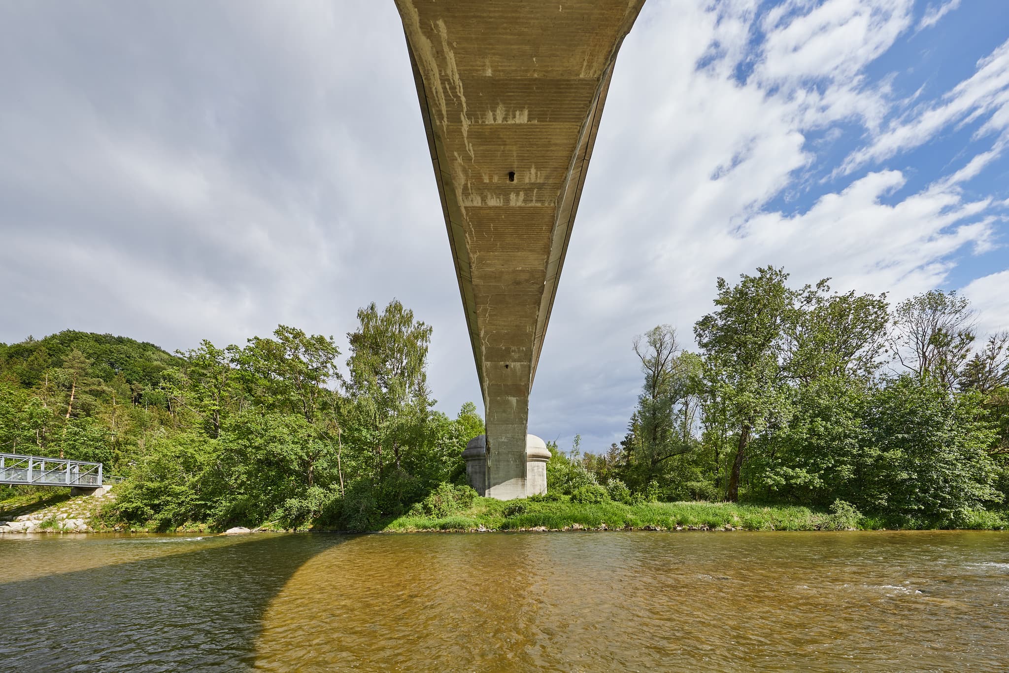 Eisenbahnbrücke über die Alz, Garching, Landkreis Altötting, Oberbayern, Deutschland. Typische Flusslandschaft der Inn-Salzach Region mit grünen Ufern und Wald.