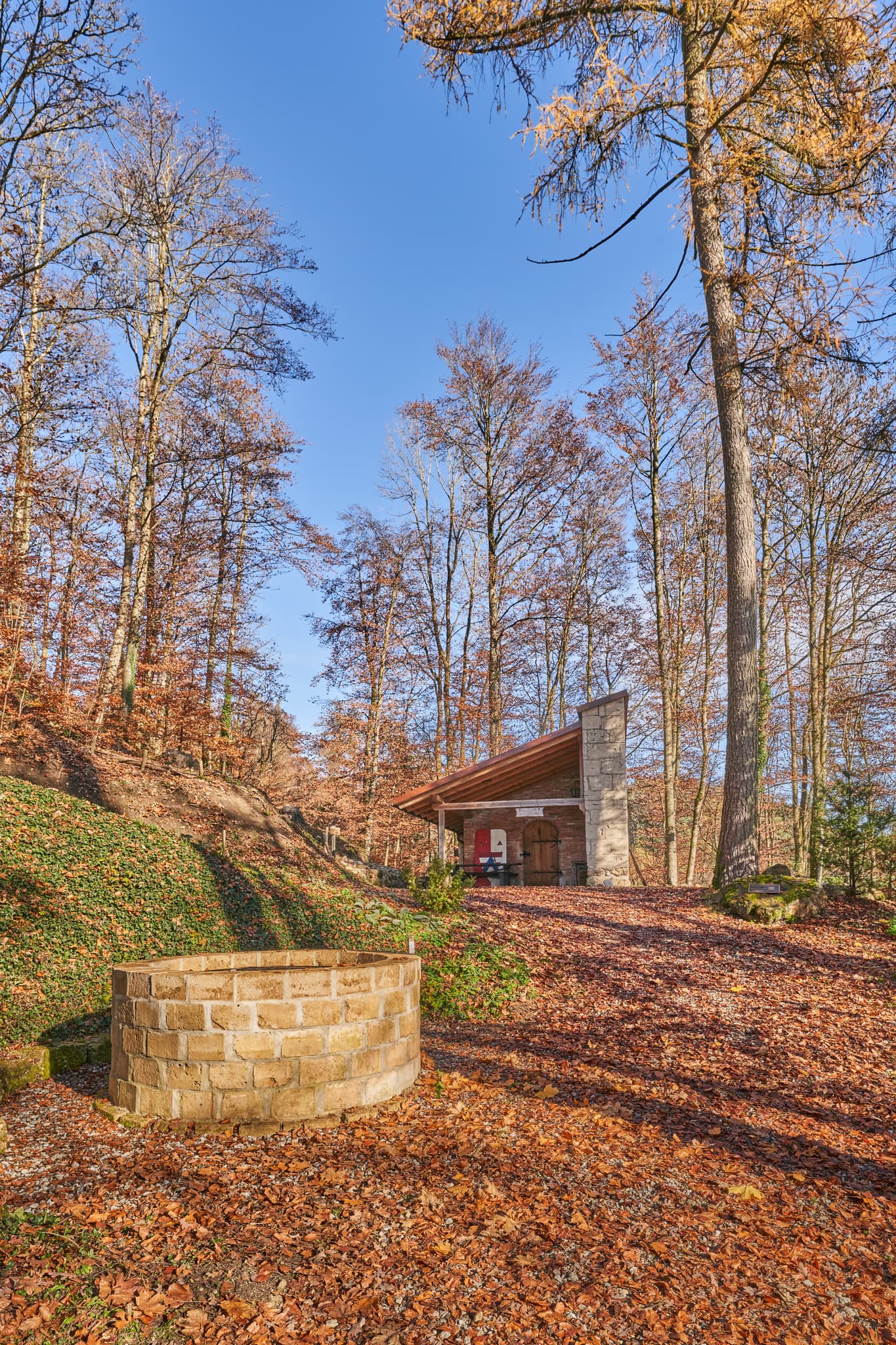 Brunnen, Herbstlandschaft am Schlossberg in Julbach, Gemeinde Julbach, Landkreis Rottal-Inn, Niederbayern, Region Holzland/Bäderdrieck, Bayern, Deutschland.