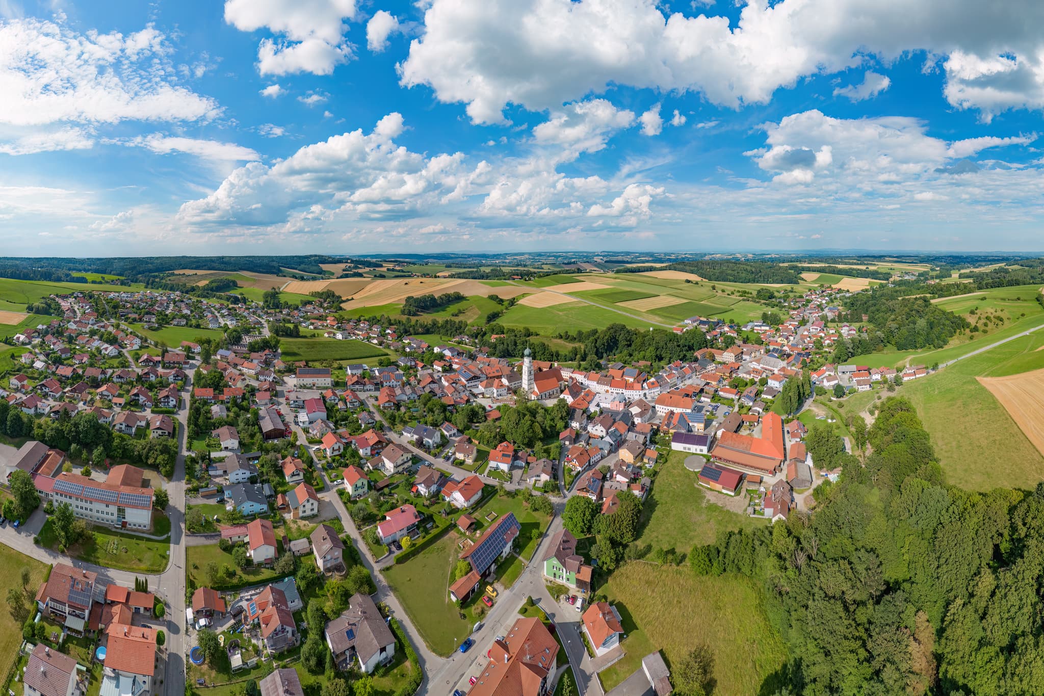 Panorama Luftbild von Kößlarn im Landkreis Passau, Niederbayern, Deutschland. Die idyllische Gemeinde liegt eingebettet in der malerischen Region Donau-Wald.