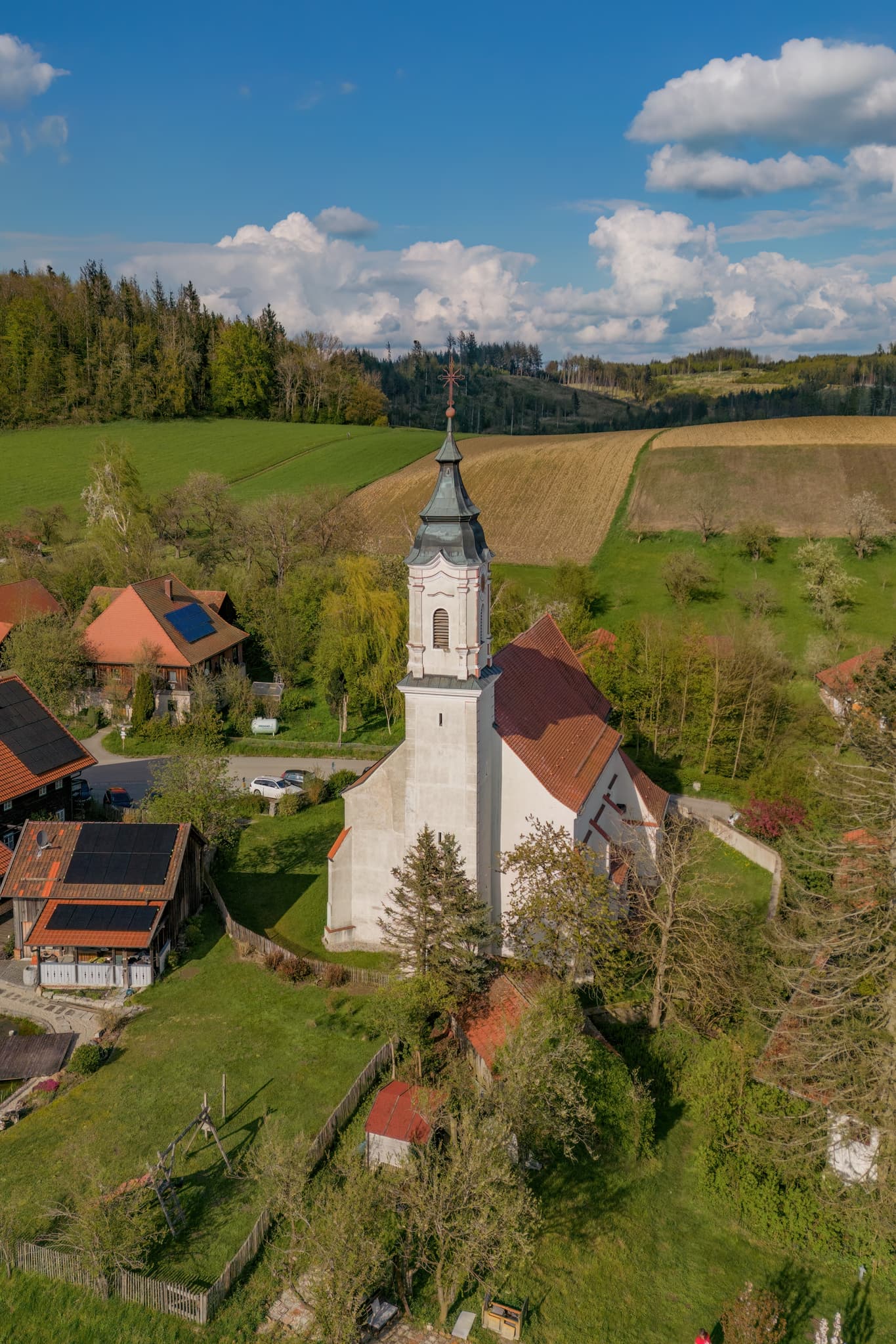 Die Wallfahrtskirche St. Wolfgang in Bad Griesbach im Landkreis Passau, Niederbayern. Ein beeindruckendes Luftbild aus der Bäderdreieck Region in Deutschland.