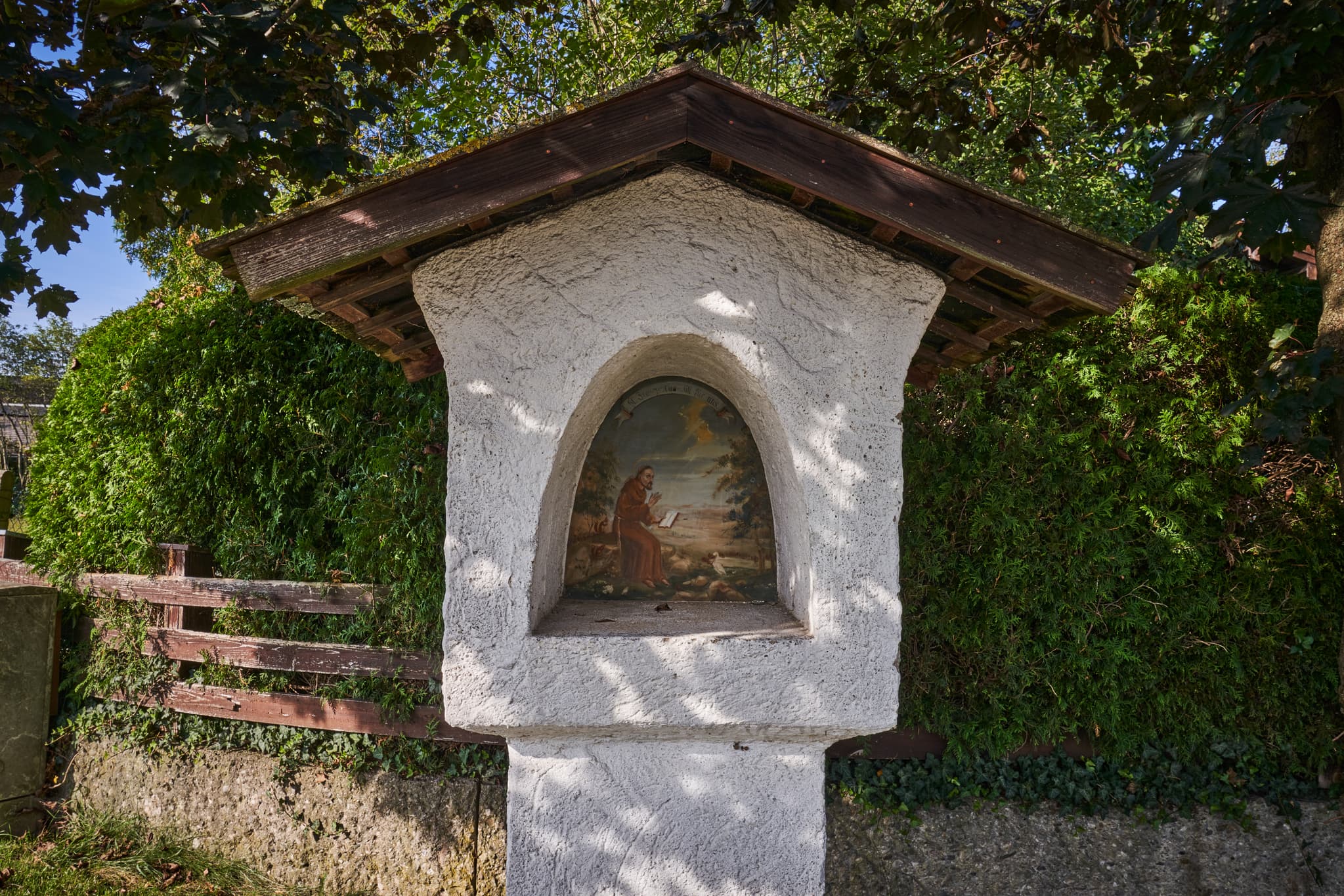 Traditioneller Bildstock in Kronberg, Hauptgemeinde Winhöring, Landkreis Altötting. Das religiöse Denkmal liegt in Oberbayern, Region Inn-Salzach, Deutschland.