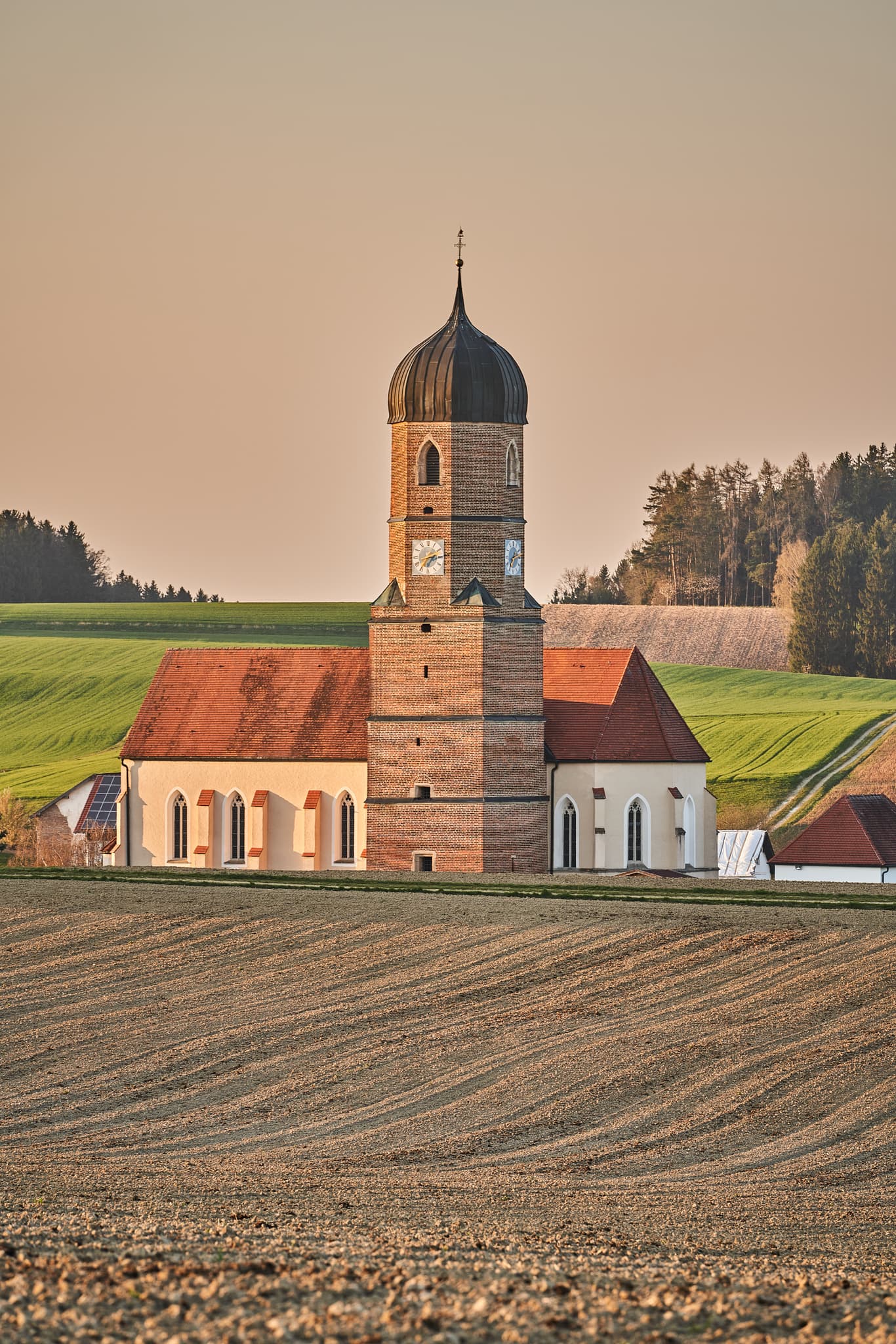 Filialkirche St. Martinus Martinskirchen, Wurmannsquick, Rottal-Inn, Niederbayern, Deutschland. Kirche im Holzland, umgeben von Feldern und Wegen.