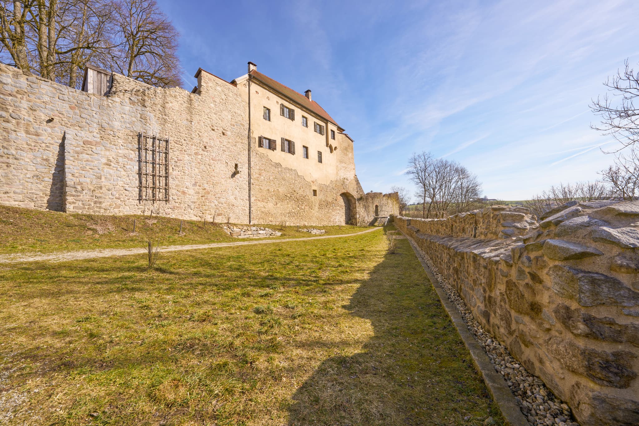 Historisches Schloss Neuburg am Inn in Niederbayern, Deutschland. Die imposante Burganlage im Landkreis Passau bietet weite Ausblicke im Donau-Wald.