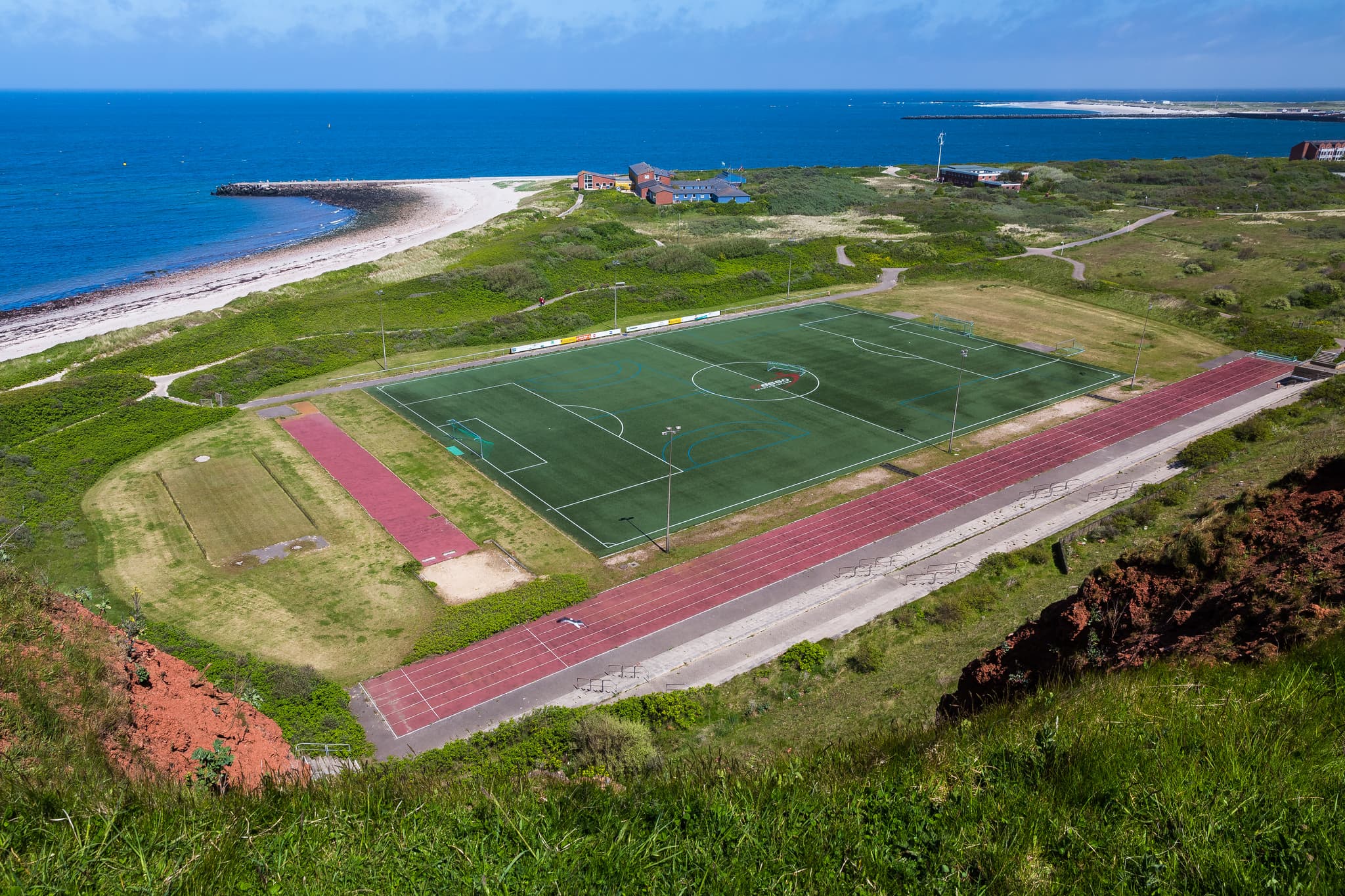 Fußballplatz auf Helgoland, Insel an der Nordseeküste. Das Sportfeld in Helgoland, Landkreis Pinneberg, Schleswig-Holstein, Deutschland, liegt direkt am Meer.
