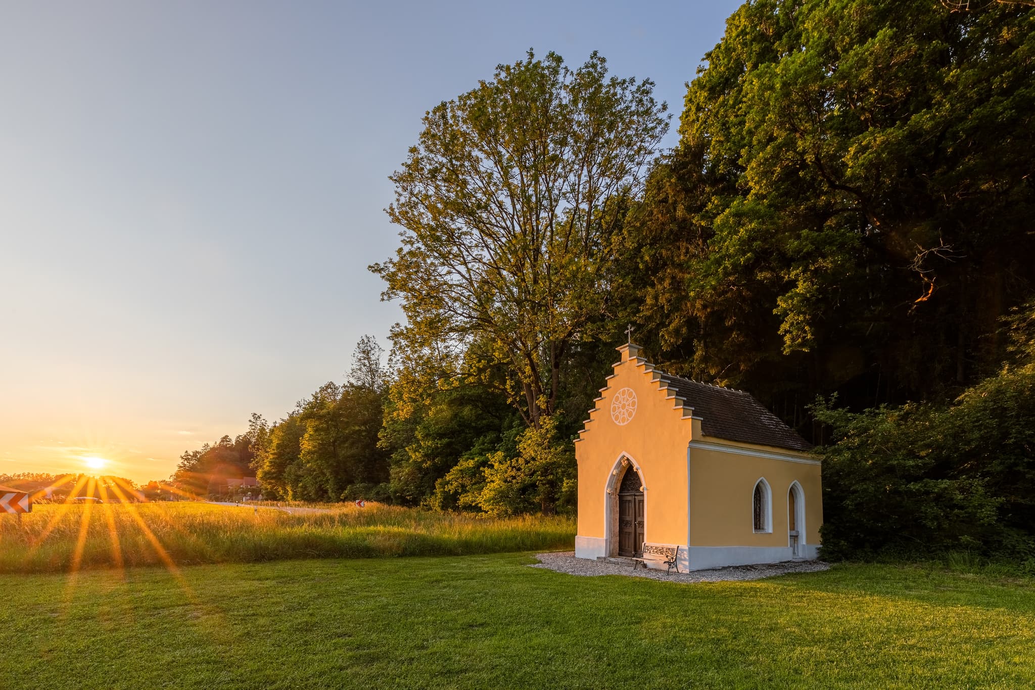 Diese malerische Kapelle liegt zwischen Erharting und Schoßbach im Landkreis Mühldorf am Inn, Oberbayern, Region Inn-Salzach, Deutschland. Ein idyllischer Ort.
