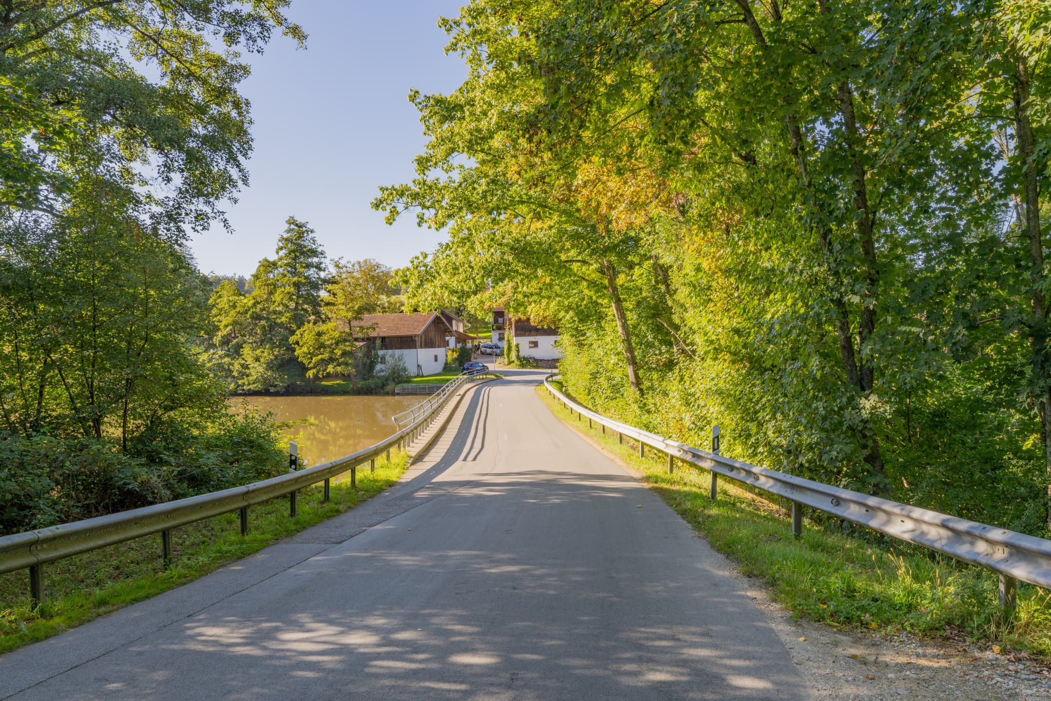 Baumgarten, Weiher am Peterskrichener Bach, Dietersburg, Rottal-Inn, Niederbayern. Straße führt über Peterskirchener Bach. Landschaft im Holzland, Deutschland.