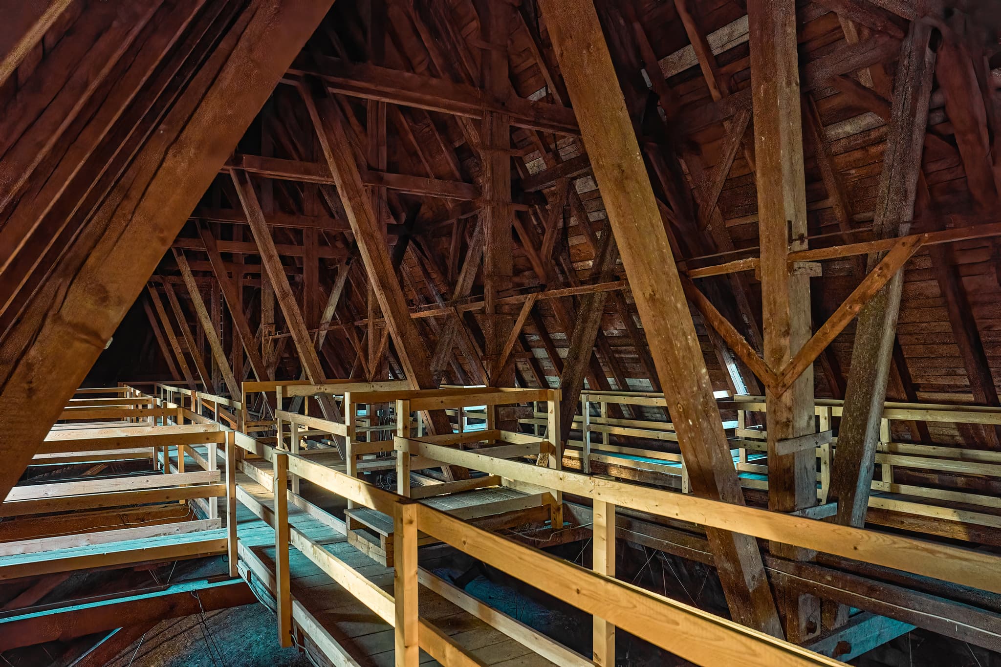 Dachstuhl der Pfarrkirche Heilige Familie in Bad Griesbach, Landkreis Passau, Niederbayern, Bayern, Deutschland. Holzkonstruktion des Dachgeschosses.