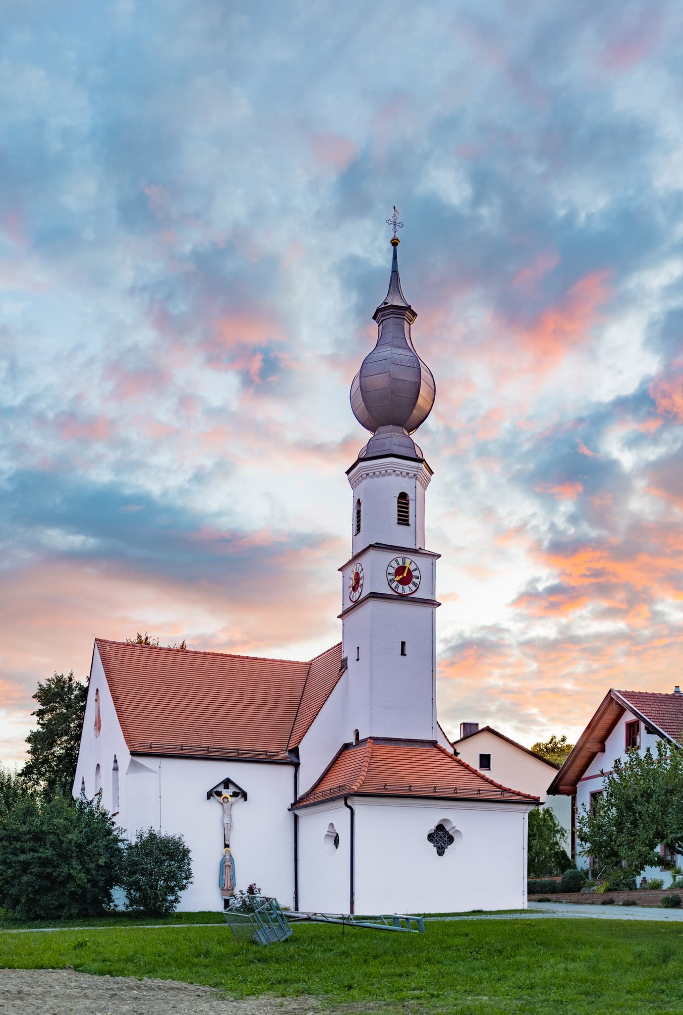 Wallfahrtskirche Maria Heimsuchung in Angerbach, Gangkofen, Landkreis Rottal-Inn, Niederbayern, Deutschland. Historische Kirche mit Zwiebelturm im Holzland.