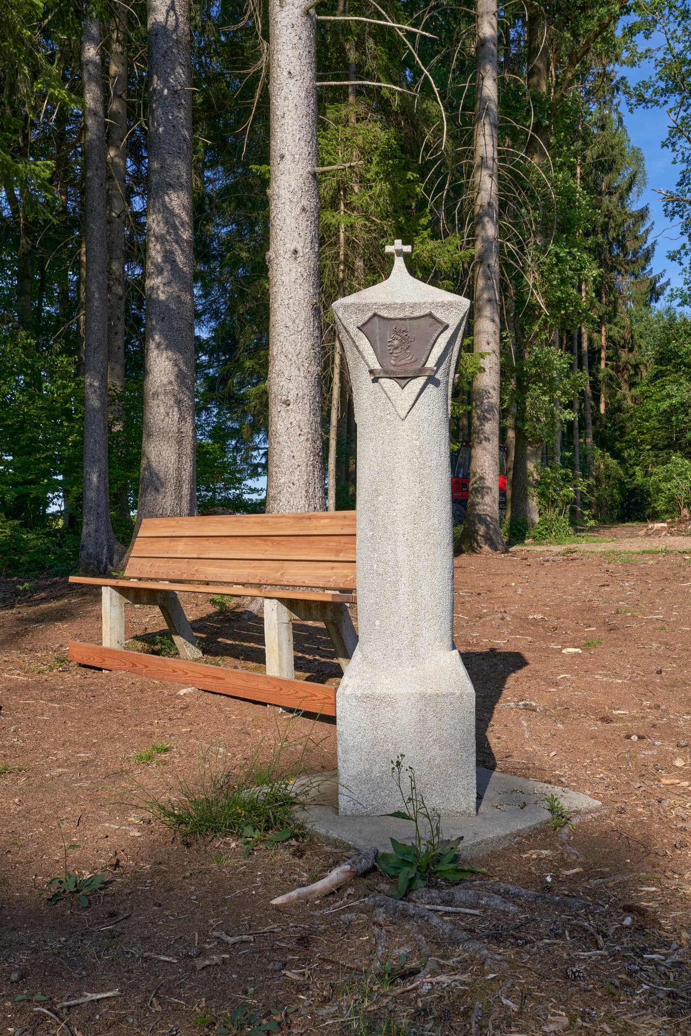 Bild zeigt einen Diozesangrenzstein des Bistums Freising, Rregensburg, Passau, Salzburg in Ramprecht, Massing, Rottal-Inn, Niederbayern, Holzland, Deutschland.