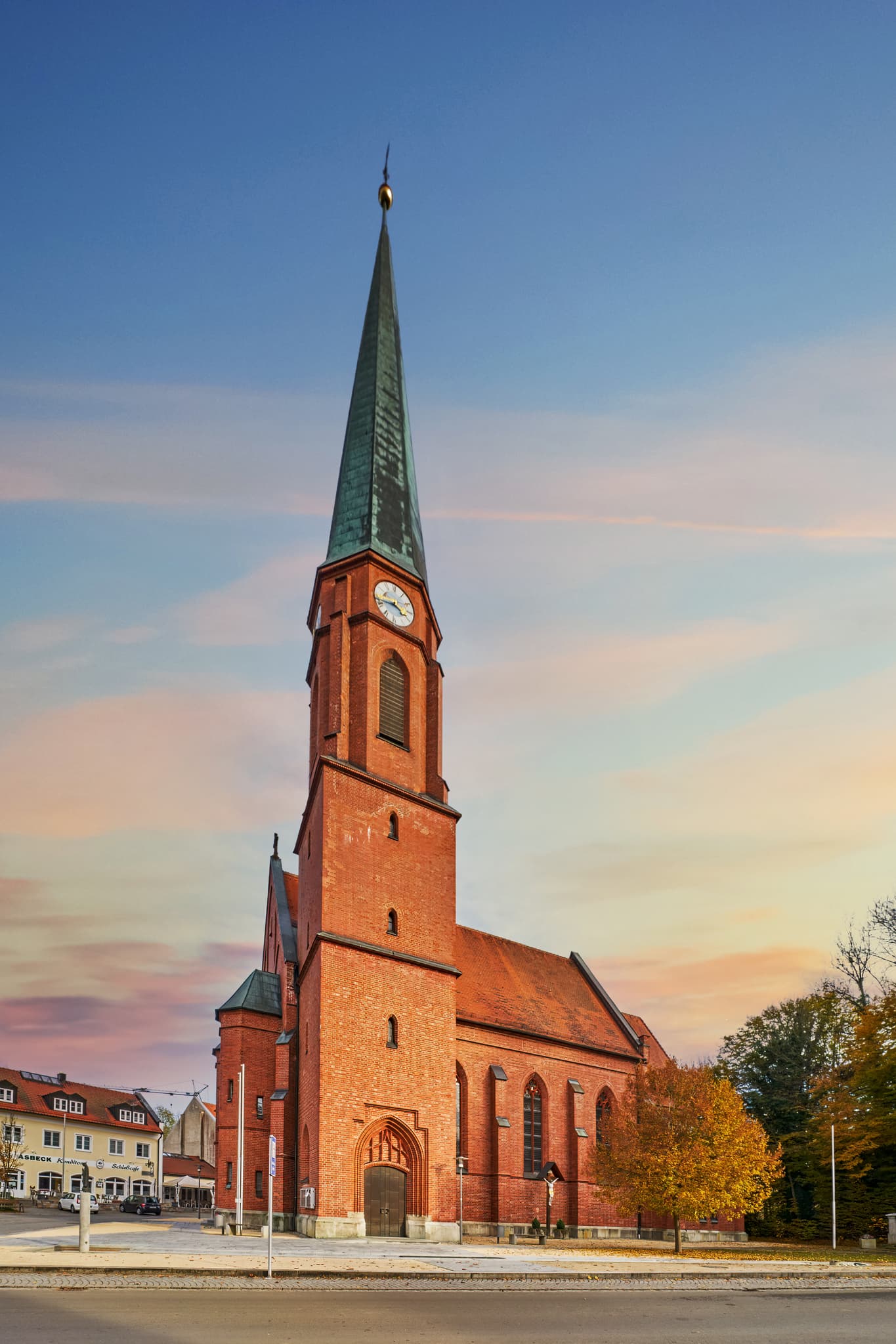 Kirche St. Stephanus in Schönau, Landkreis Rottal-Inn, Niederbayern, Deutschland. Bauwerk im Holzland. Prägt das Ortsbild dieser bayerischen Gemeinde.