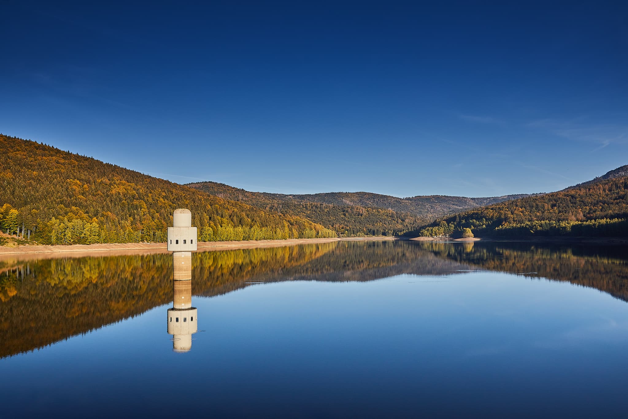 Trinkwassertalsperre bei Frauenau, Landkreis Regen, Niederbayern, Deutschland. Ruhiges Wasser, herbstliche Wälder, hügelige Landschaft im Bayerischen Wald.