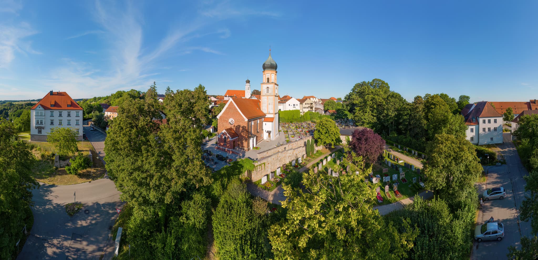 Luftbild der St. Michael Friedhofskirche in Bad Griesbach, Passau, Niederbayern, Bayern. Das Foto zeigt die Kirche, den Friedhof und die umliegende Landschaft.