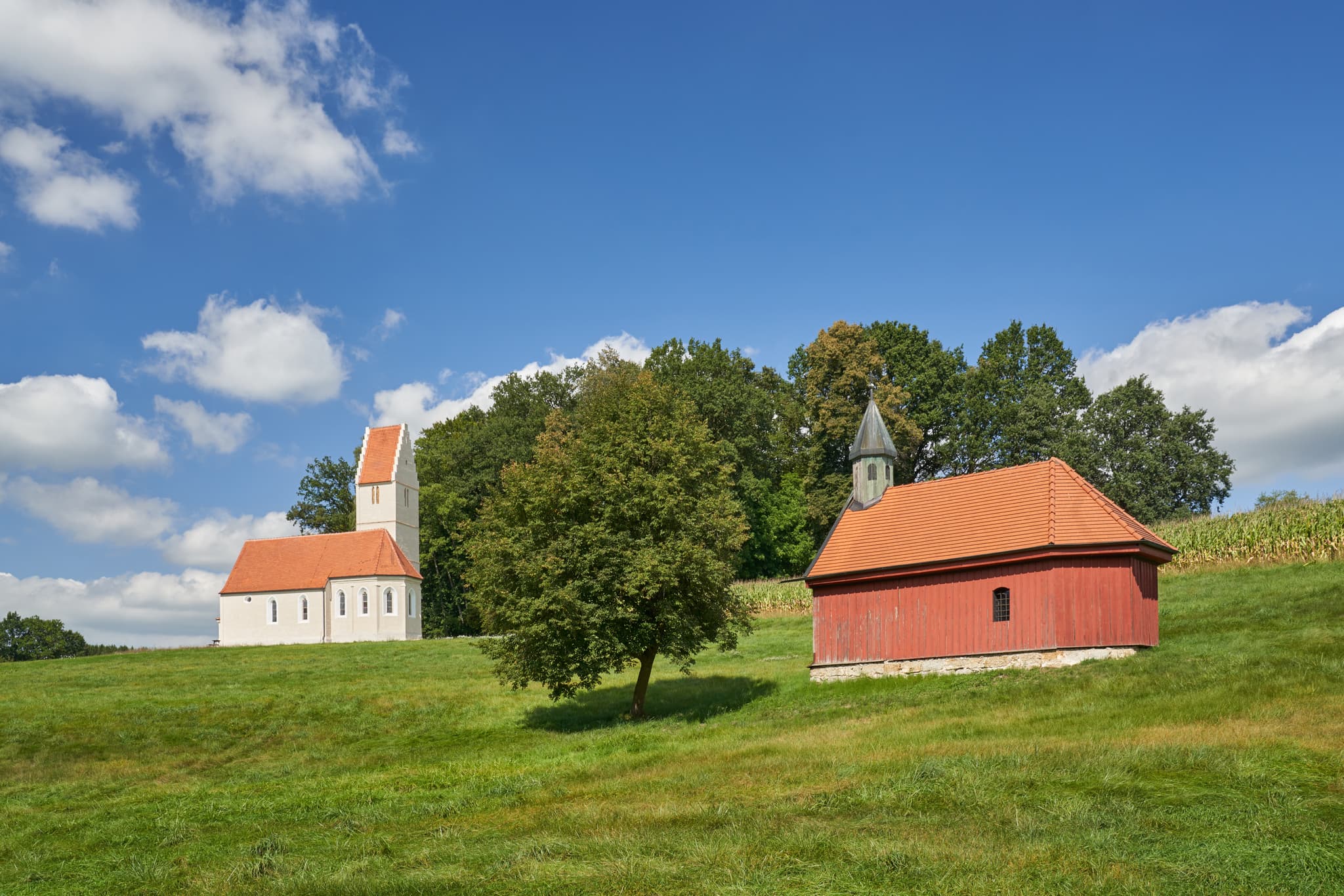 Sigrün Kirche und Corona Kapelle in Pleiskirchen, Altötting, Oberbayern, Inn-Salzach, Bayern, Deutschland. Historische Kirchengebäude in ländlicher Umgebung.
