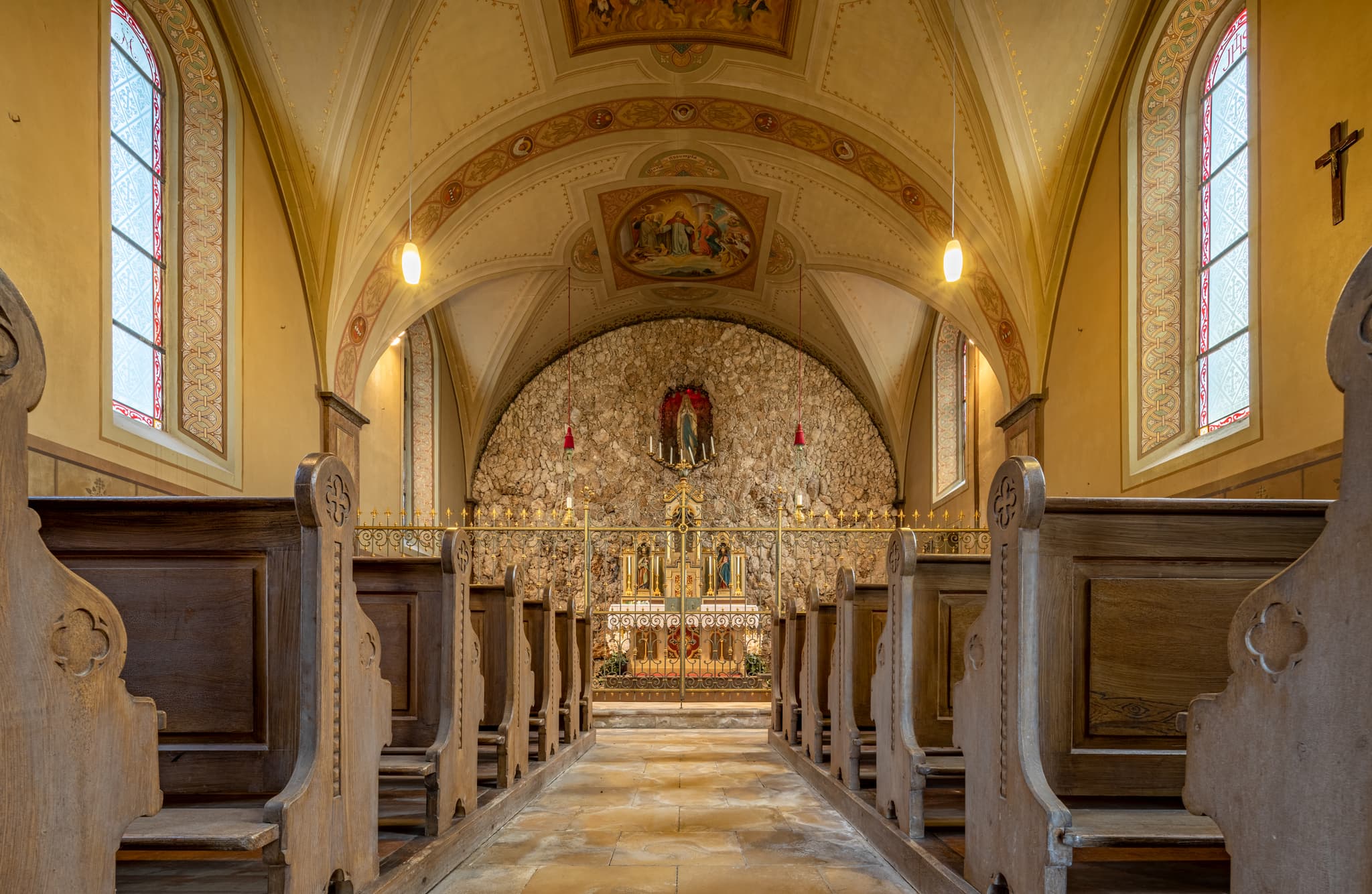 Innenansicht der Friedhofskapelle in Haag, Landkreis Mühldorf am Inn, Oberbayern. Teil der Region Inn-Salzach. Zeigt Altar, Kirchenbänke und Deckenmalerei.