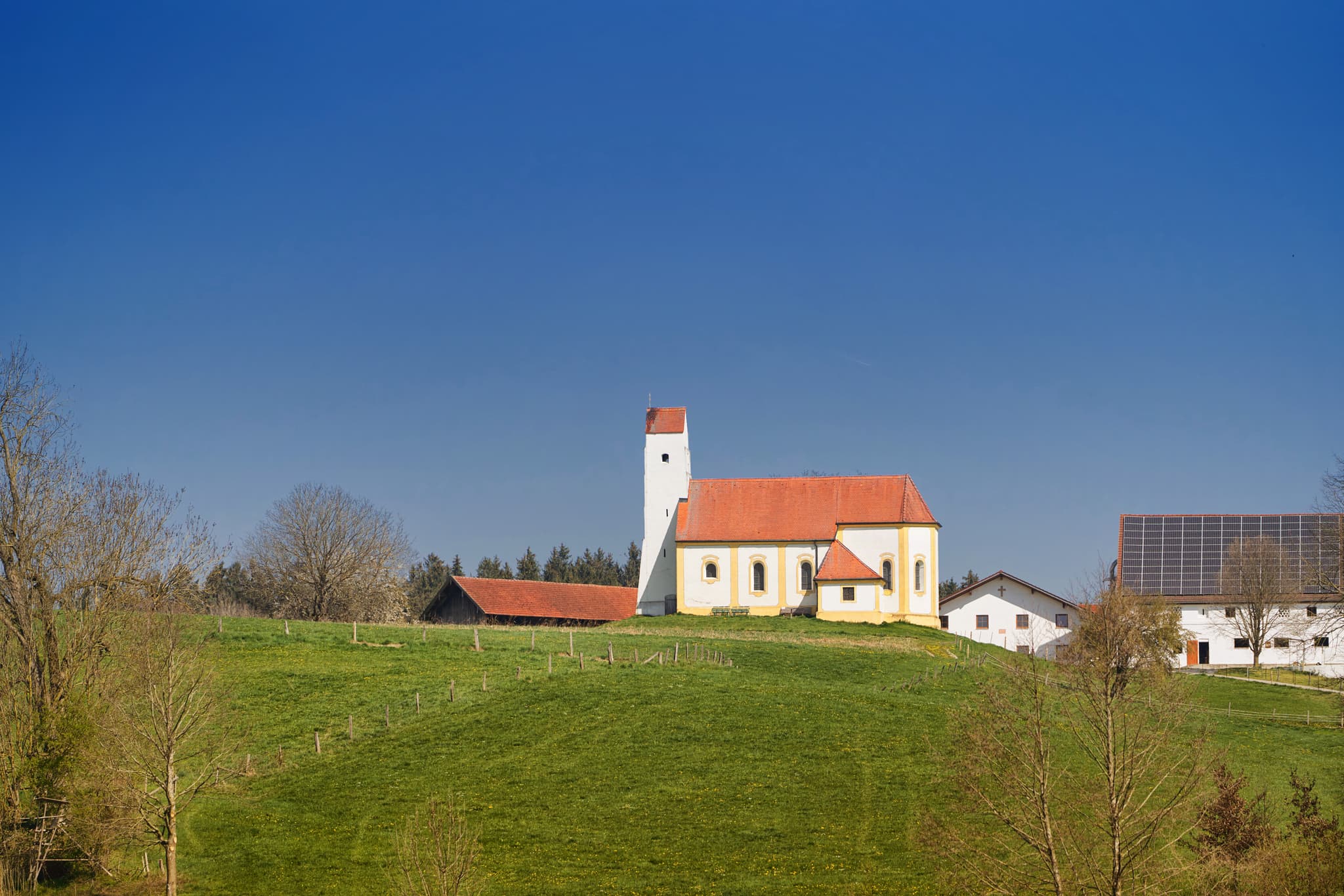Malerische Kirche Sankt Pankratius in Mettenheim, Landkreis Mühldorf am Inn, Oberbayern, Deutschland. Ein idyllisches Gotteshaus in der Region Inn-Salzach.