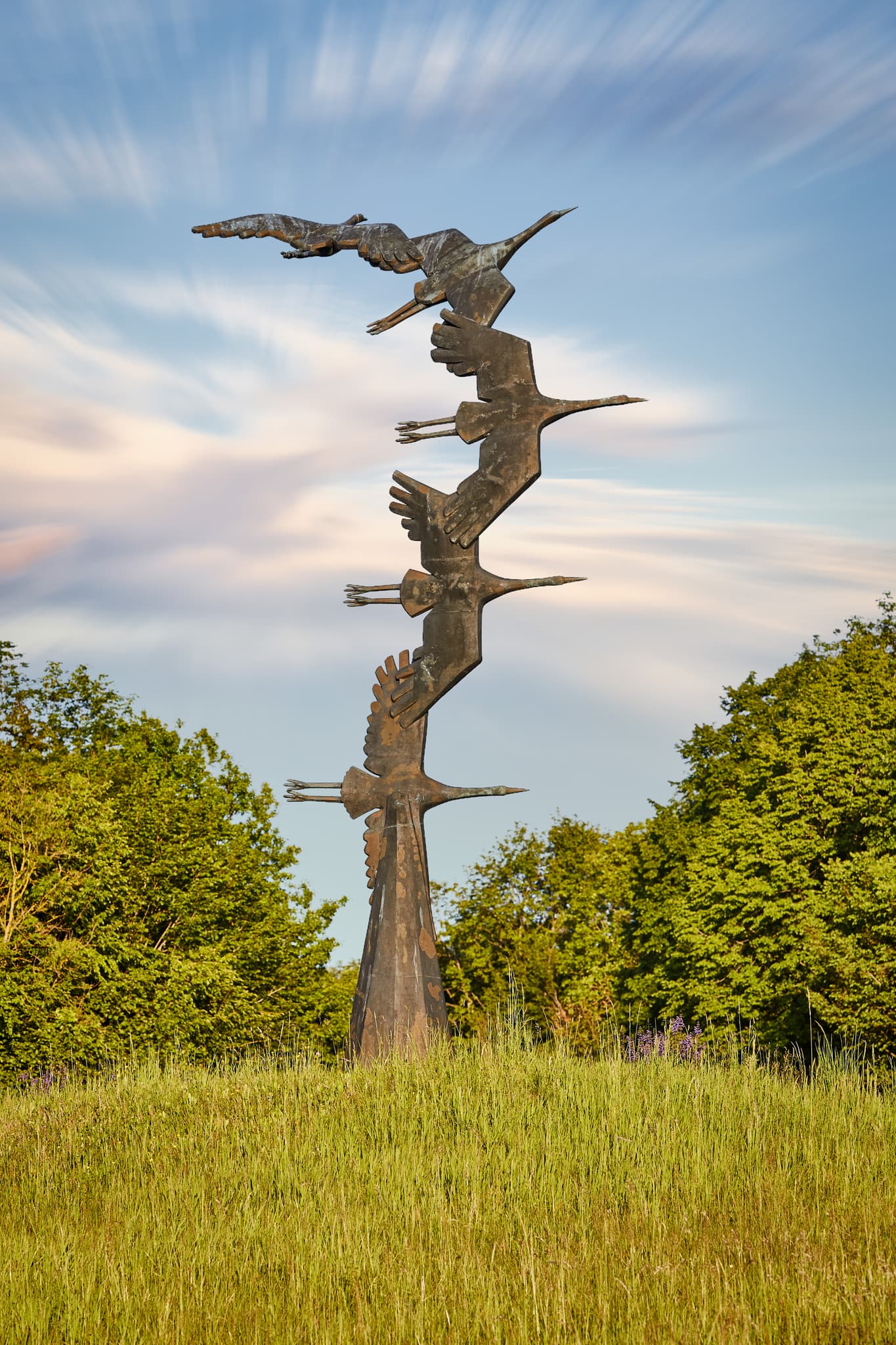 Skulptur von Kranichen in Hohenwart bei Emmerting, Landkreis Altötting, Regierungsbezirk Oberbayern, Region Inn-Salzach, Deutschland.