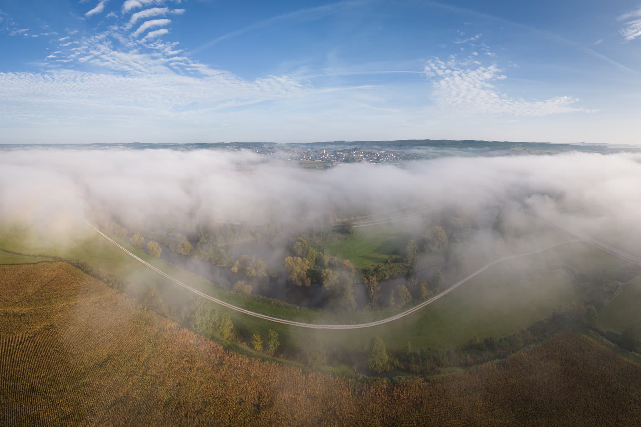 Herbstliche Landschaft Bad Birnbach, Rottal-Inn, Niederbayern. Dichter Morgennebel bedeckt Felder, Bäume, Straße. Eine Szene im Bäderdreieck, Deutschland.