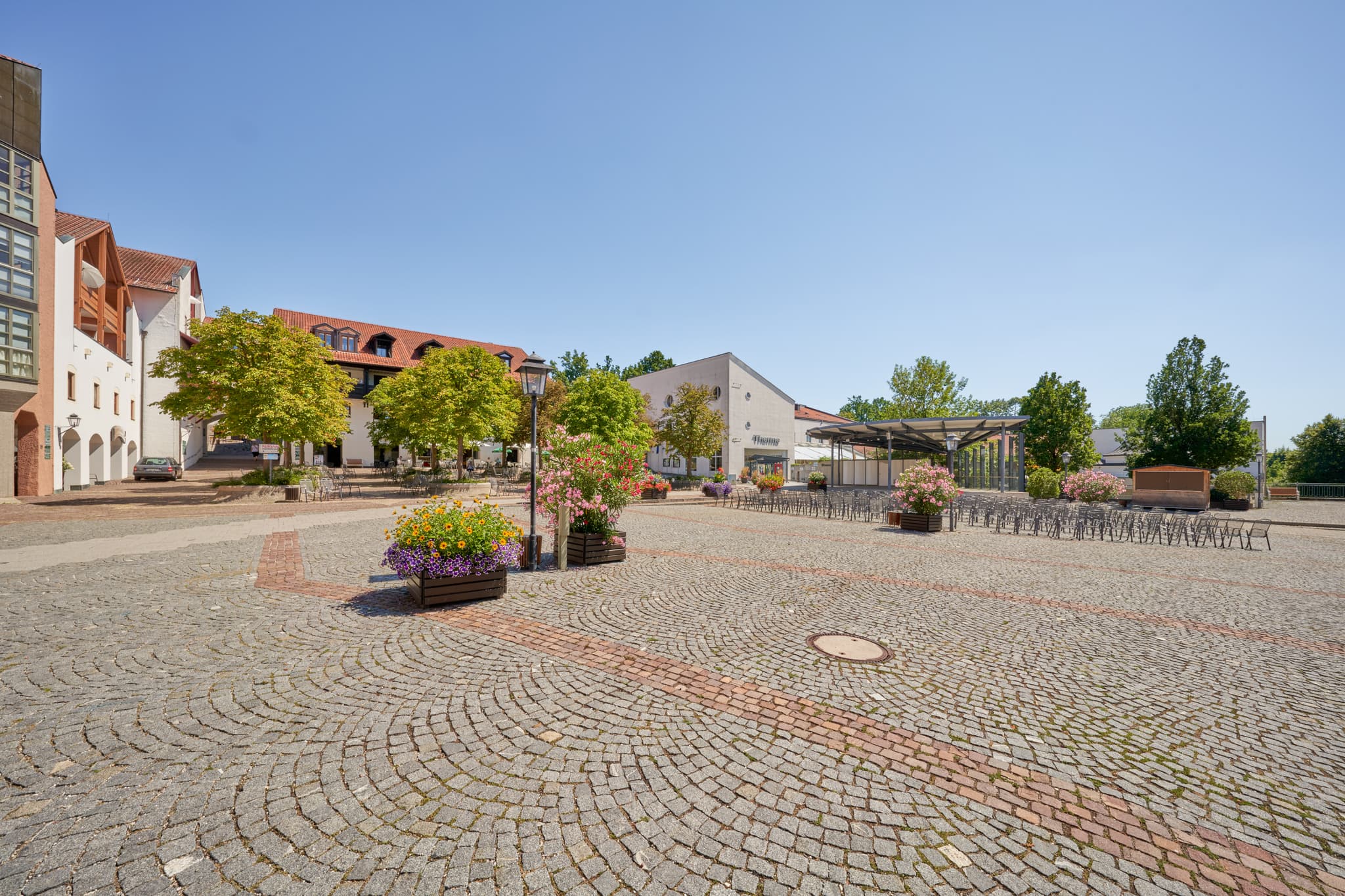 Idyllischer Therme Kurplatz in Bad Griesbach im Landkreis Passau, Niederbayern. Entdecken Sie das Bäderdreieck in Deutschland. Eine Oase der Ruhe und Erholung.