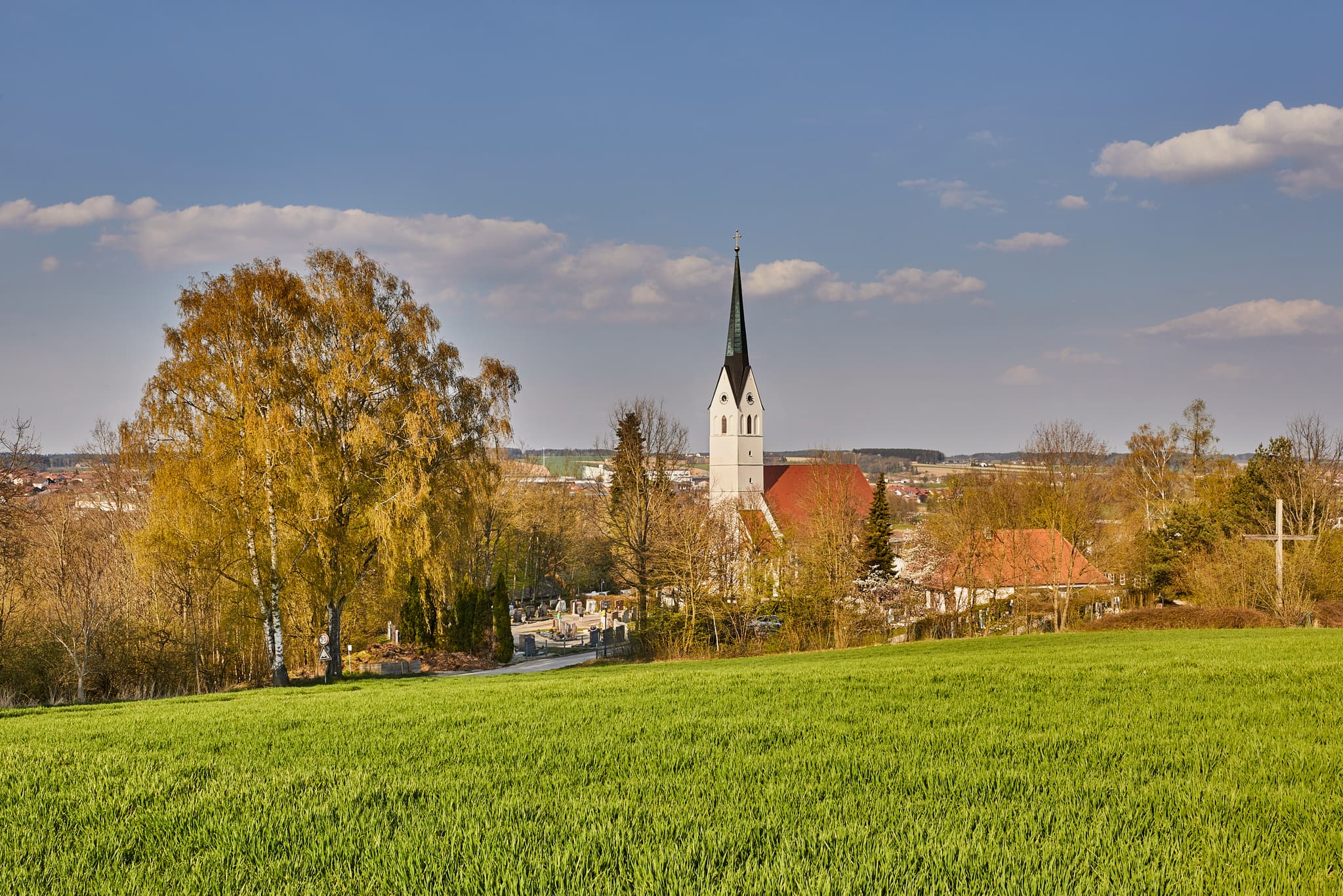 Landschaftsaufnahme mit Pfarrkirche St-Stephan in Massing, Gemeinde Massing, Landkreis Rottal-Inn, Niederbayern, Region Holzland, Deutschland.