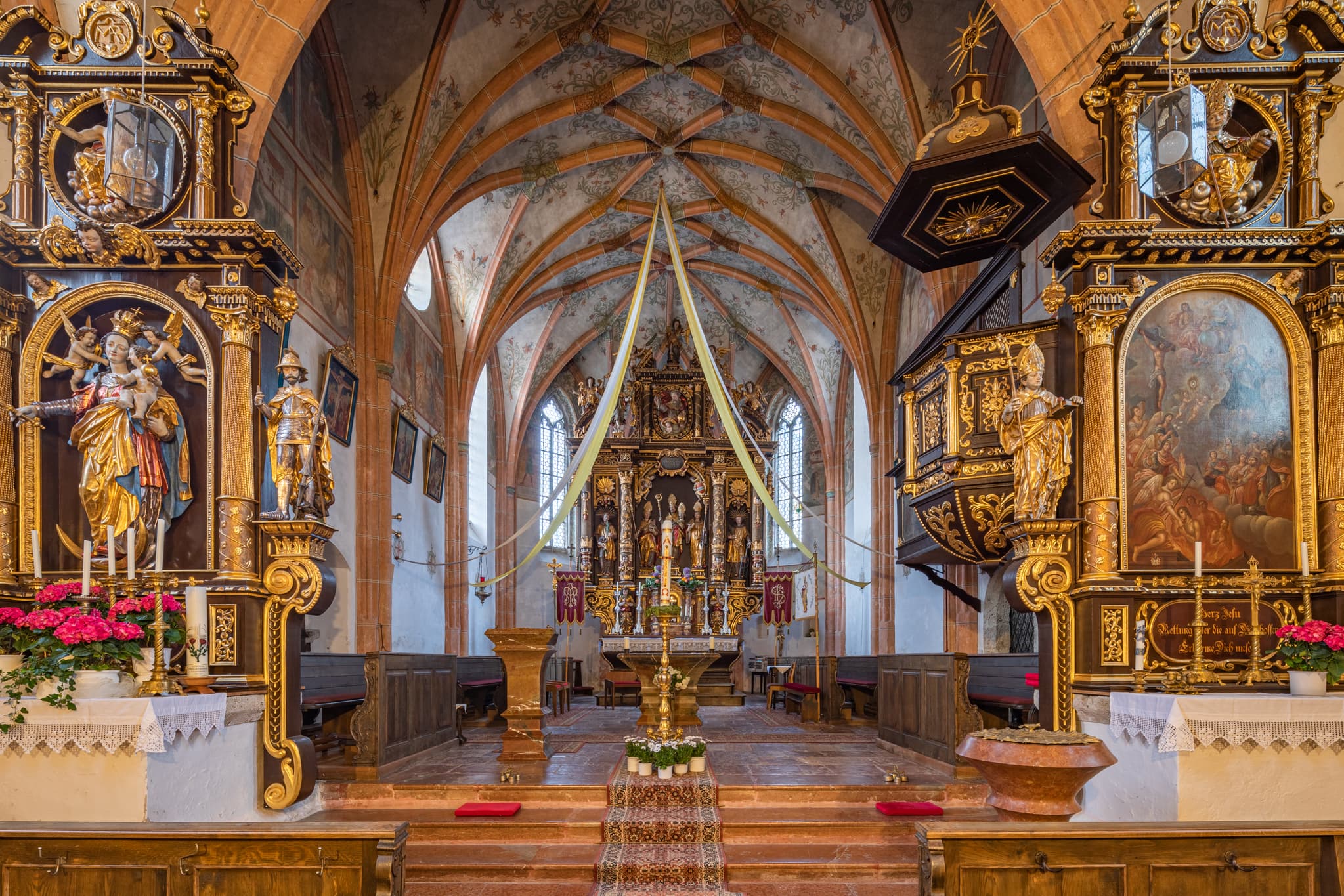 Die Pfarrkirche St. Alban in Taubenbach, Landkreis Rottal-Inn, Bayern, besticht durch ihre Architektur und Ausstattung. Besuchen Sie diese sehenswerte Kirche.