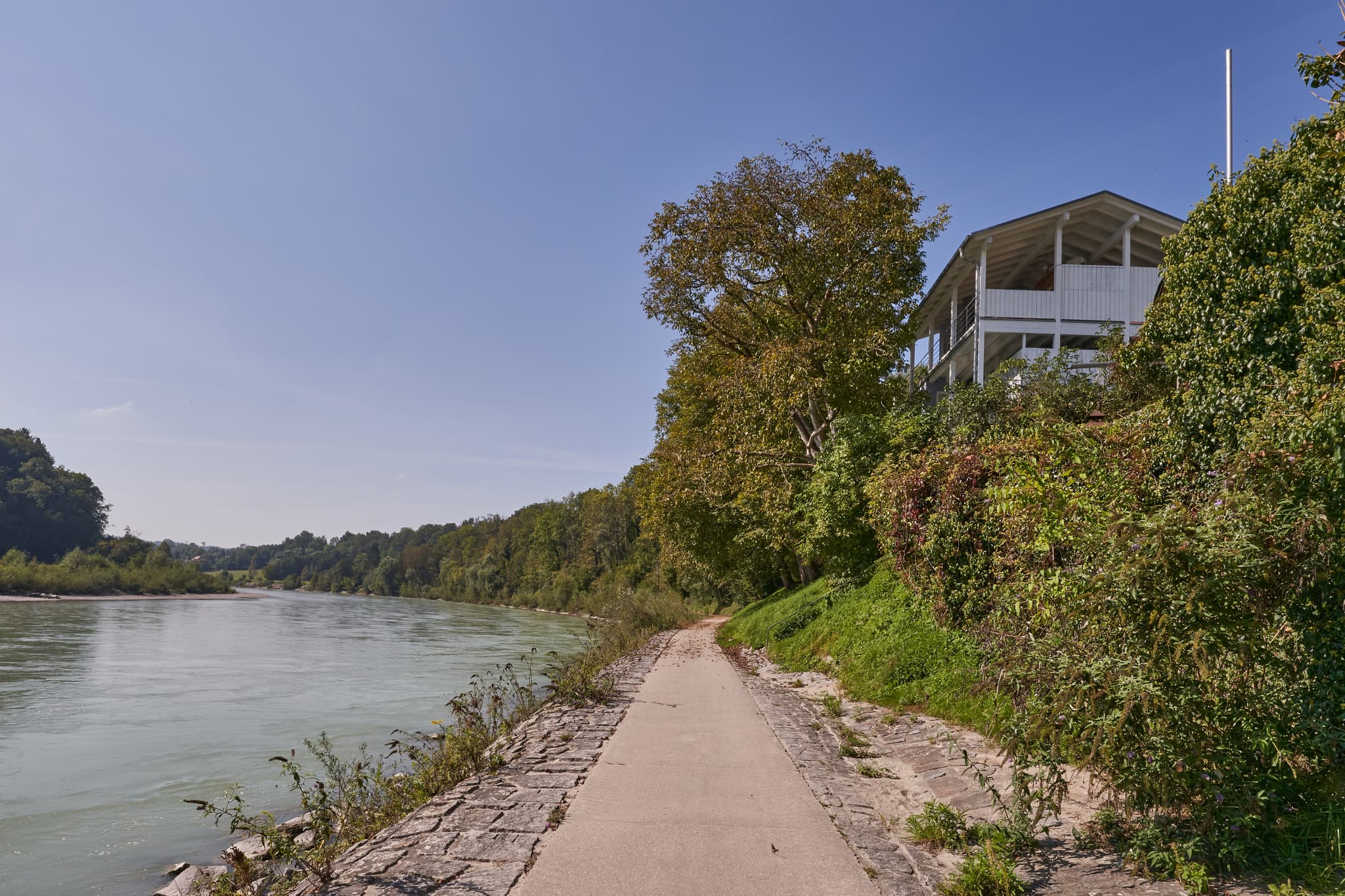 Eine Aufnahme des Uferwegs entlang der Salzach bei Burghausen, Landkreis Altötting, Oberbayern. Das Bild zeigt die Natur der Inn-Salzach Region in Deutschland.