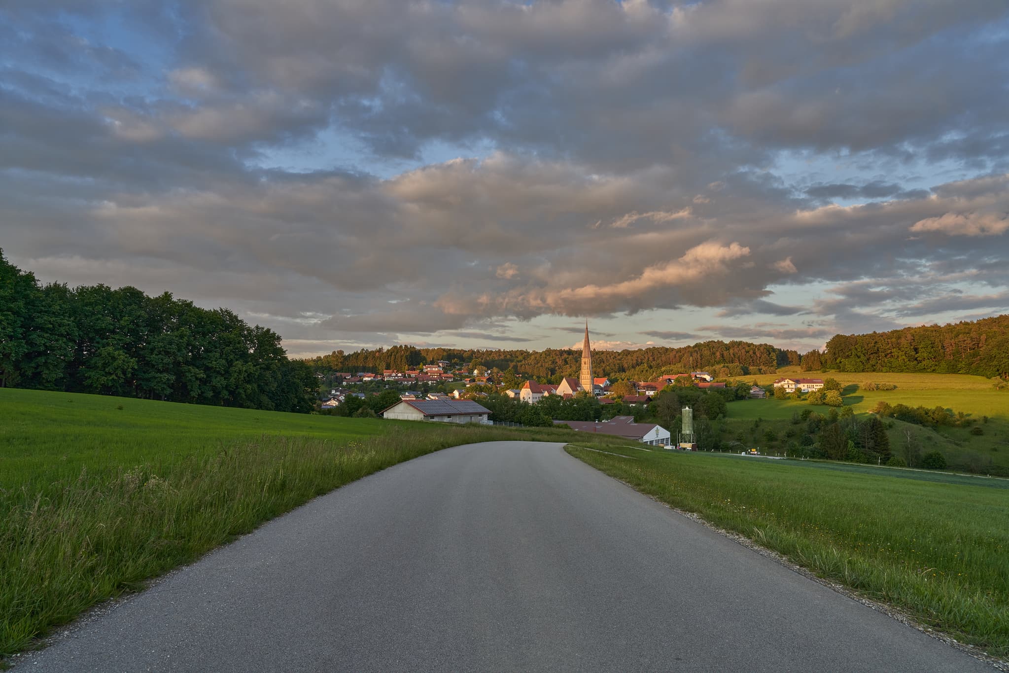 Entdecke Taubenbach in Rottal-Inn, Bayern, Deutschland. Wunderschöne Natur, malerische Ortsansicht und die Landschaft bei Sonnenuntergang