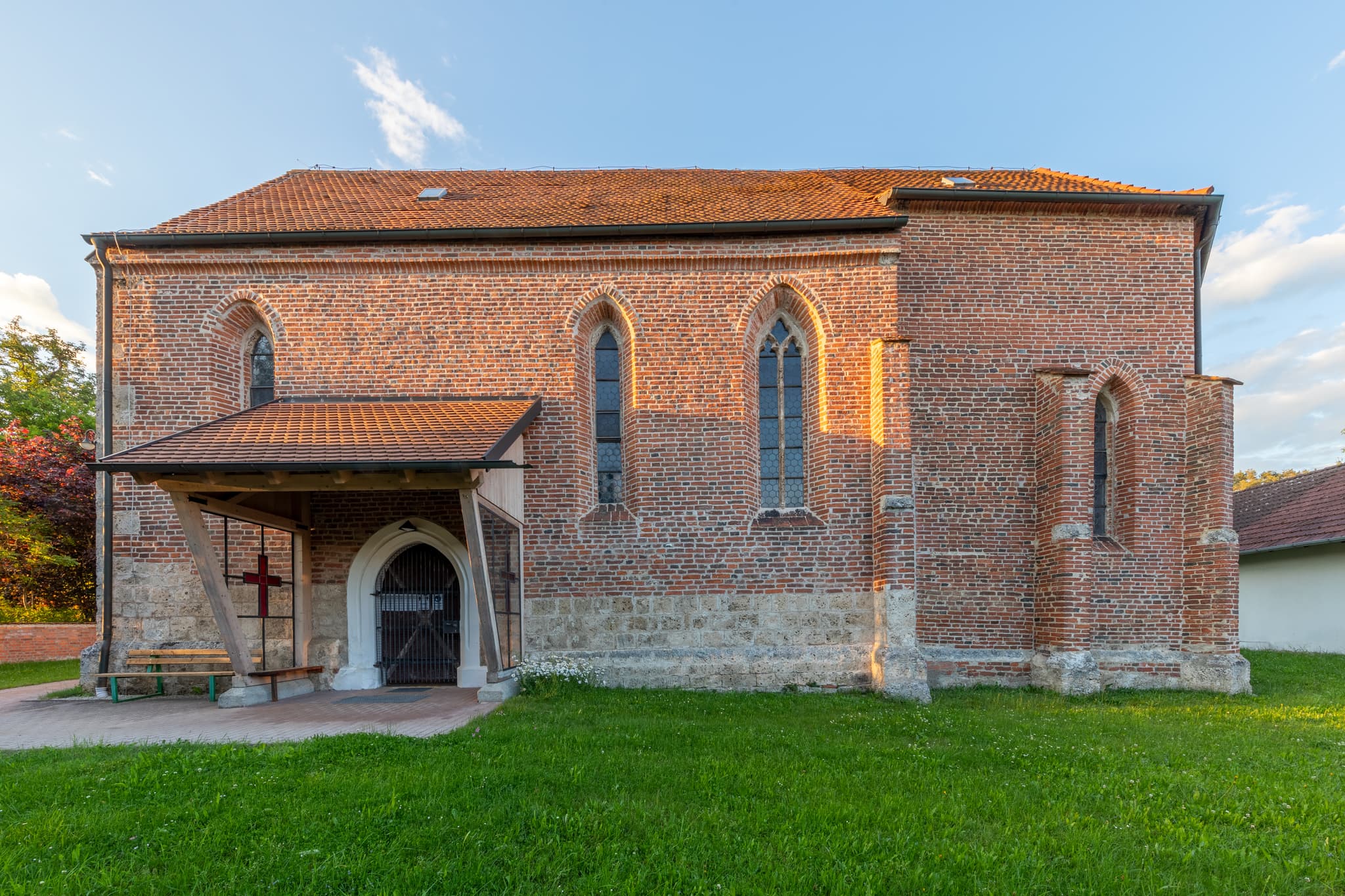 Filialkirche St. Rupert in Gumpersdorf, Zeilarn, Rottal-Inn, Niederbayern. Historisches Ziegelsteingebäude im Holzland, Deutschland.