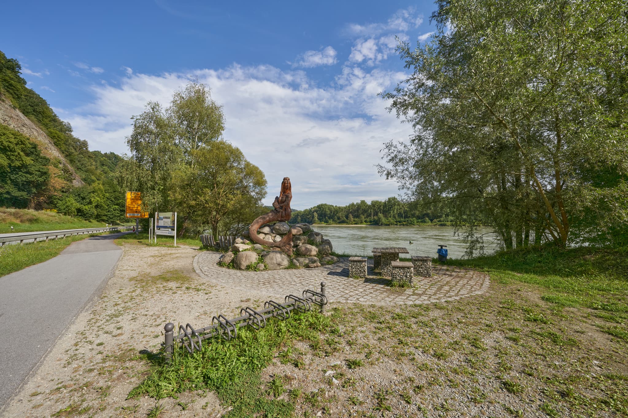 Die Nixe Isa ziert den Donauradweg in Thyrnau, Niederbayern. Entdecken Sie den Bayerischen Wald entlang der Donau in Deutschland. Wunderschöne Naturlandschaft.