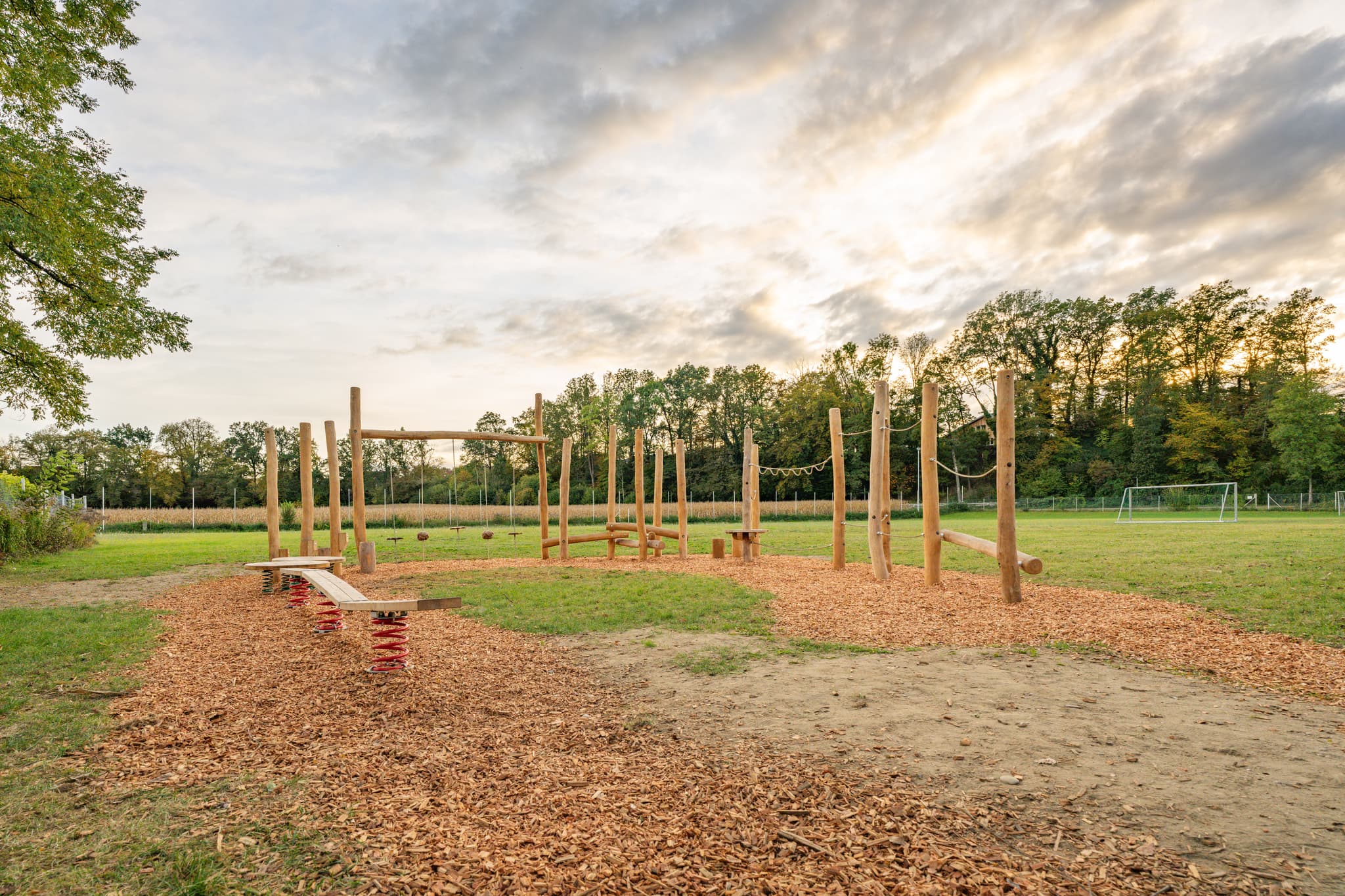 Motorikpark in Winhöring, Landkreis Altötting, Oberbayern, Deutschland. In der Region Inn-Salzach gelegen. Bewegungselemente in naturnaher Landschaft.