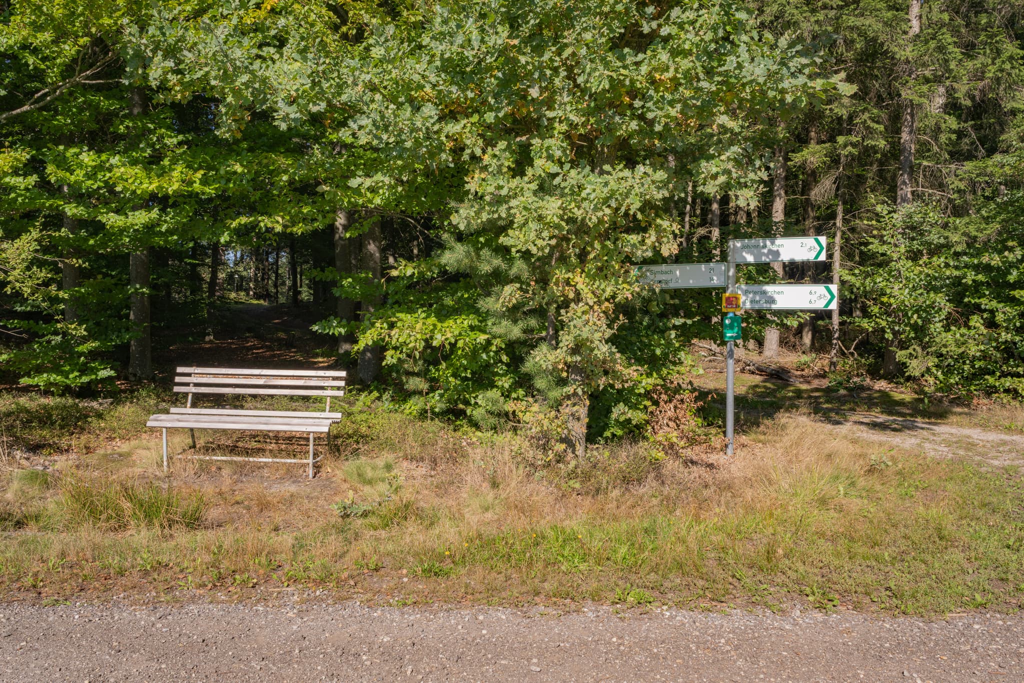 Wanderweg 2 mit Sitzbank und Wegweiser in Guteneck, Johanniskirchen, Landkreis Rottal-Inn, Niederbayern. Natur im Holzland, Deutschland, ideal zum Verweilen.