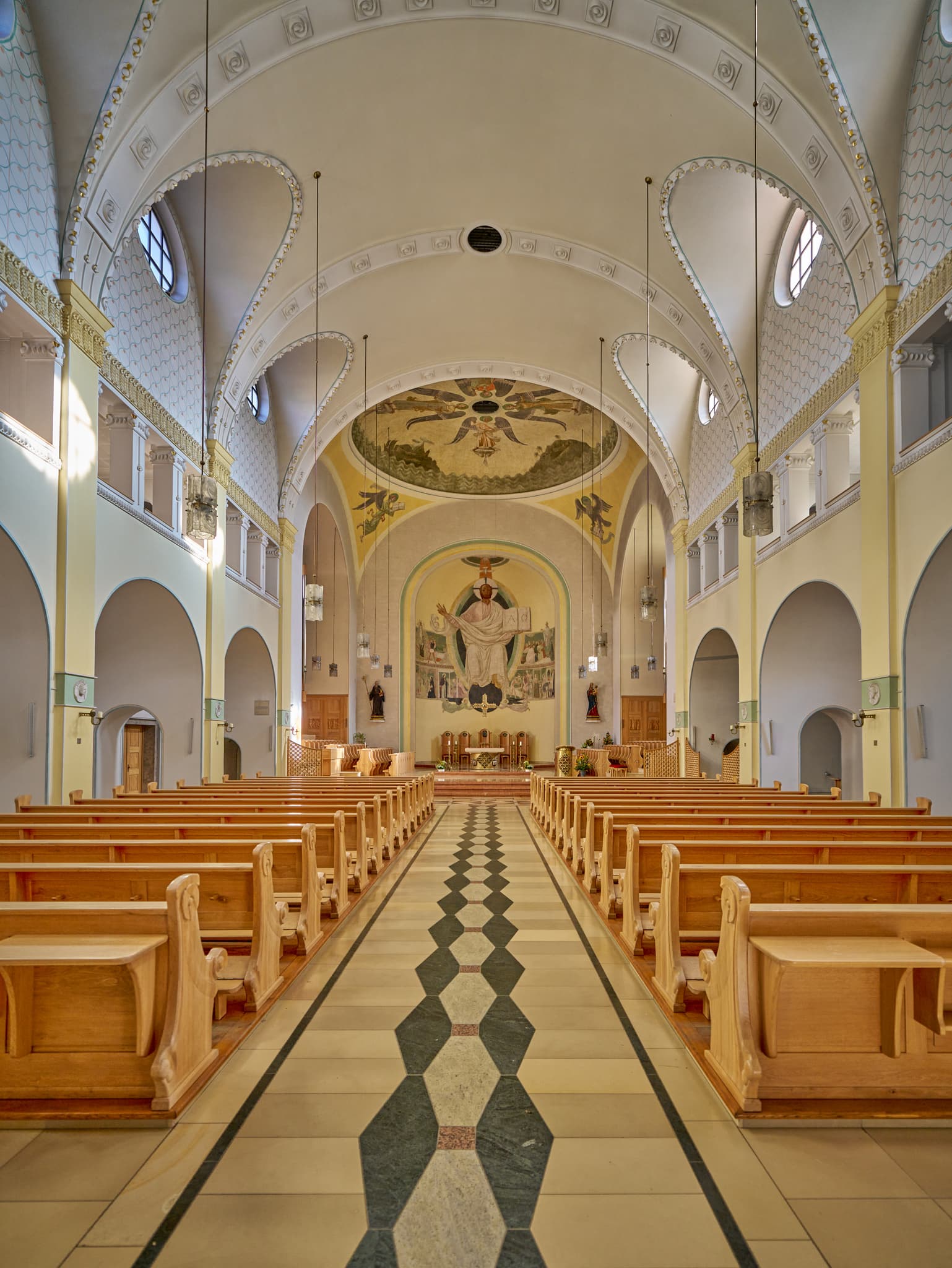 Kirche der Abtei Schweiklberg in Vislhofen, Landkreis Passau, Niederbayern. Region Bayerischer Wald, Deutschland, besticht durch Architektur und Ruhe.
