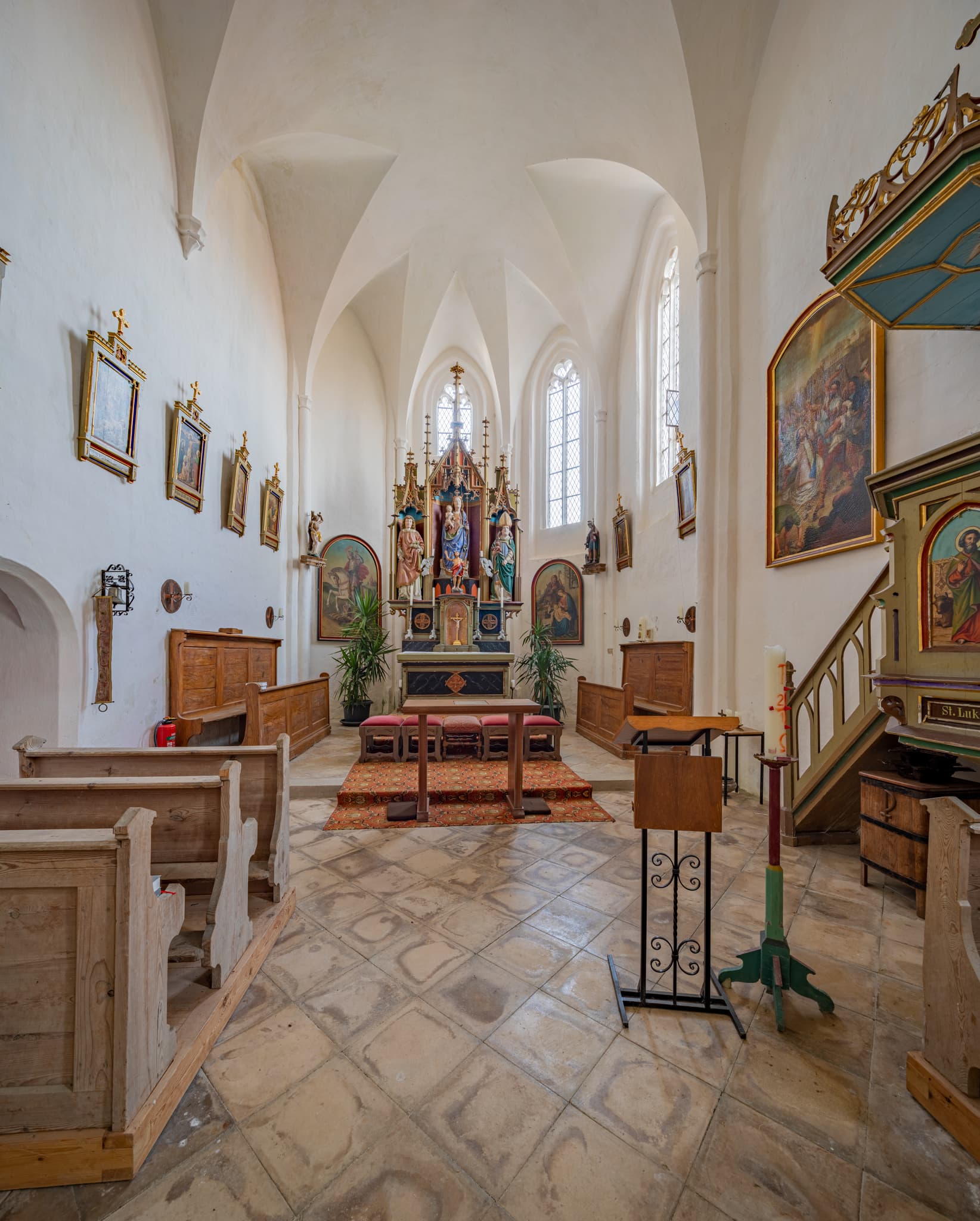 Innenansicht der Kirche Ecking, Reischach, Landkreis Altötting, Oberbayern, Deutschland. Zeigt Altar, Kirchenbänke und die Decke.