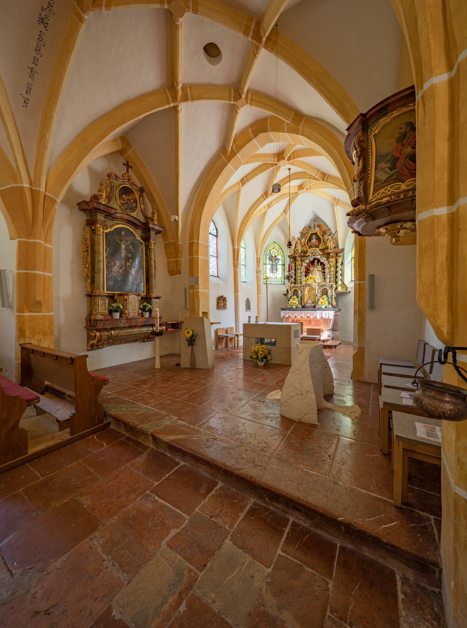Innenansicht Pfarrkirche Radegundis in Hadermarkt, St. Radegund, Bezirk Braunau am Inn, Oberösterreich, Innviertel, Österreich. Altar, Kanzel, Kirchenschiff.