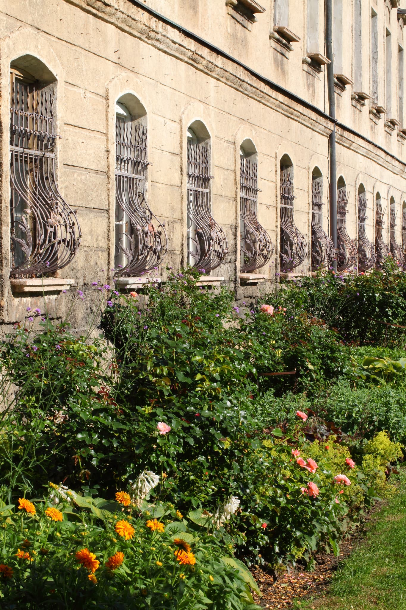 Klosteranlage Raitenhaslach, Burghausen, Altötting, Oberbayern, Inn-Salzach, Deutschland. Historische Fassade mit Fenstern und üppigem Klostergarten.