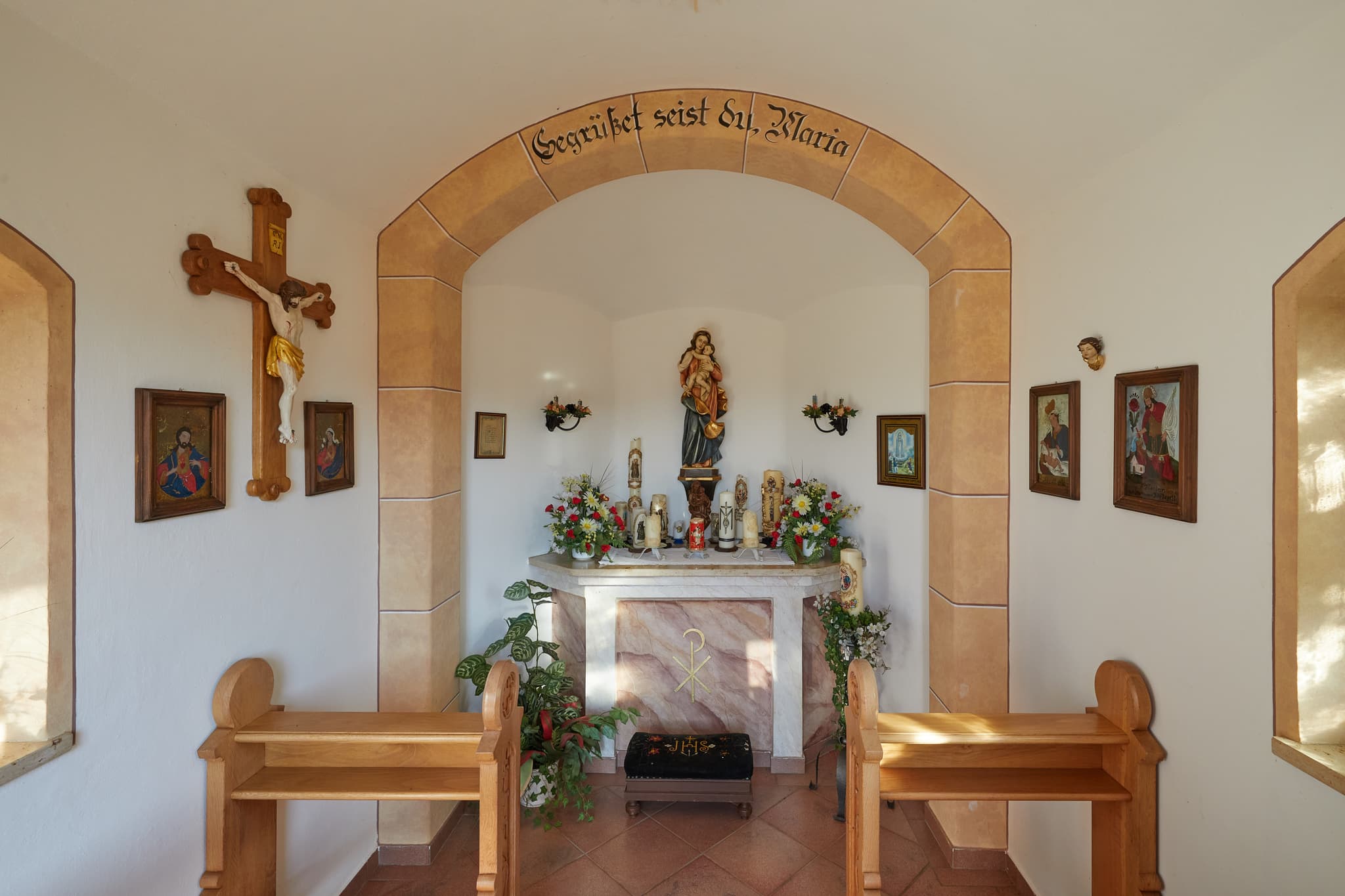 Innenansicht der Kapelle Hickerstall, Wurmannsquick, Rottal-Inn, Niederbayern. Bauwerk im ländlichen Holzland, Deutschland, mit Altar, Statuen und Kruzifix.