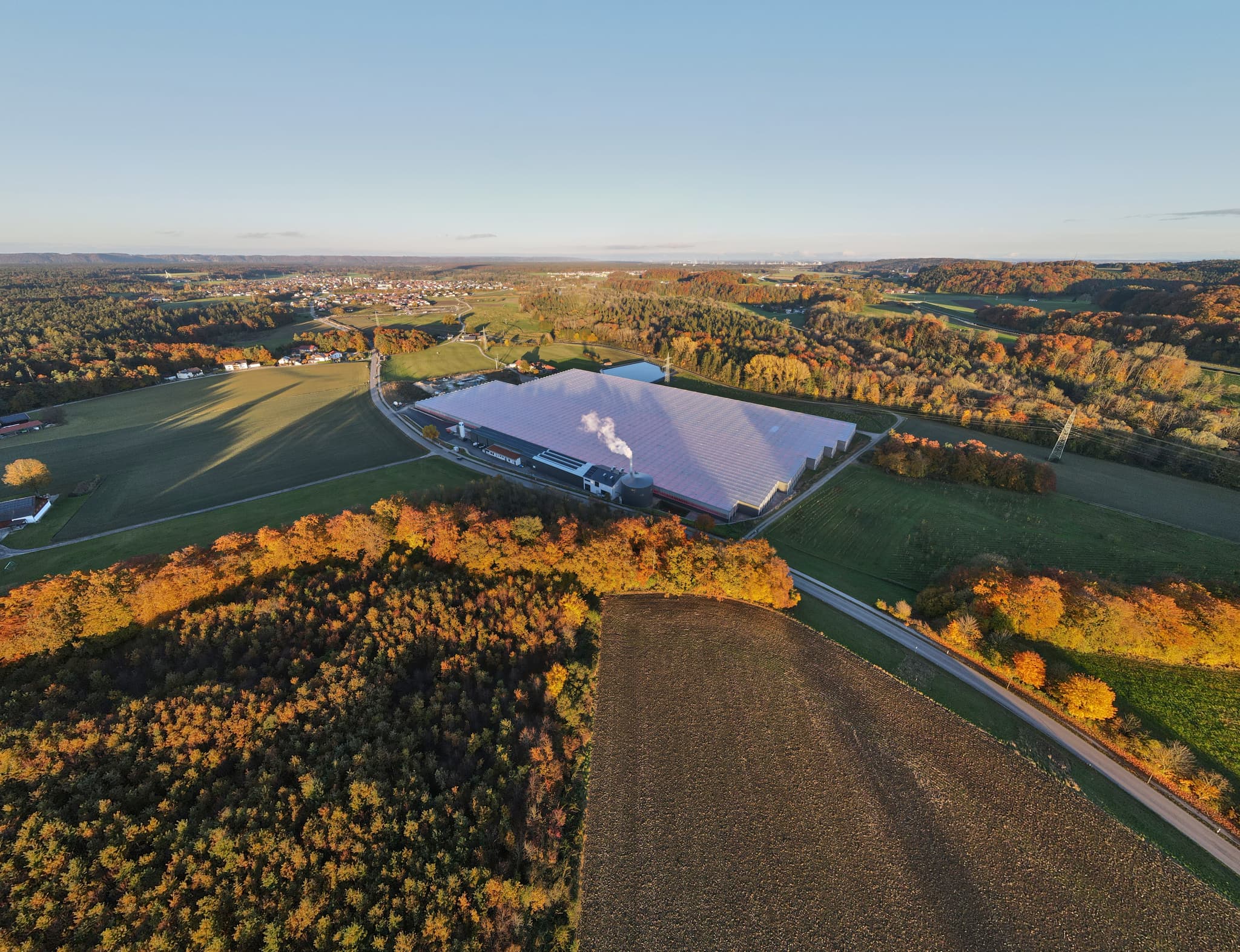 LGemüseanbau Steiner in Bruck bei Emmerting, Landkreis Altötting, Oberbayern. Die Aufnahme zeigt die Anlage und die Landschaft der Region Inn-Salzach.