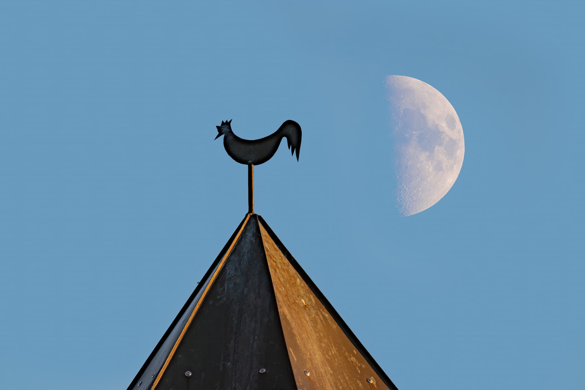 Ansicht des Kurpark Pavillons mit Wetterhahn und aufgehendem Mond in Bad Griesbach, Landkreis Passau, Niederbayern, Deutschland.