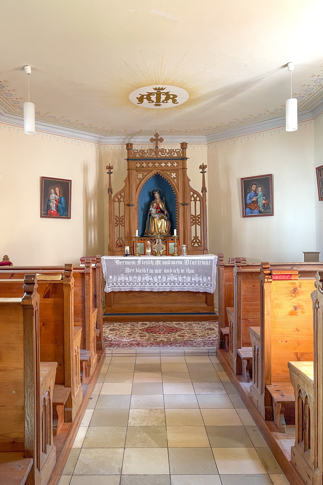Blick in den Innenraum der Kapelle mit Altar in Lapperding, einem Ortsteil von Johanniskirchen im Landkreis Rottal-Inn, Niederbayern, Deutschland, Holzland.