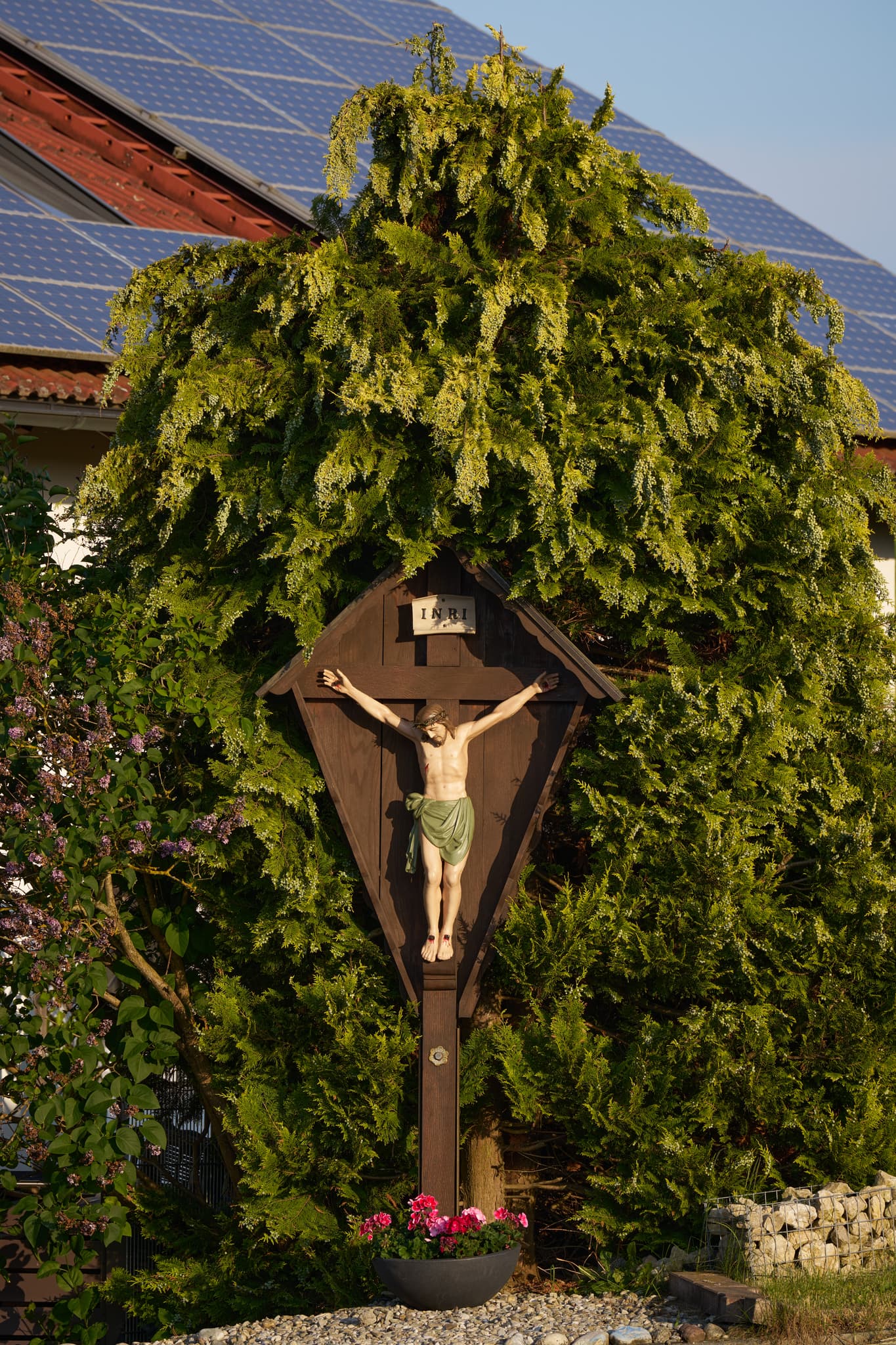 Wegkreuz an der Waldberger Straße in Arbing, Reischach, Altötting, Oberbayern, Deutschland. Es steht inmitten grüner Natur der Region Inn-Salzach.