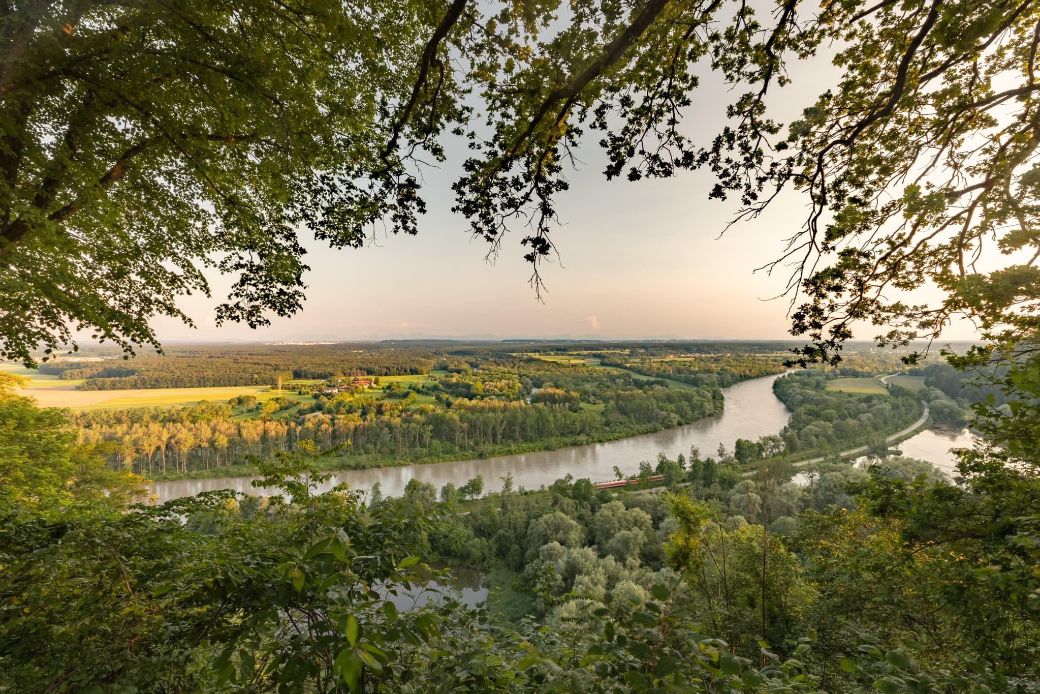 Aussicht auf die Flusslandschaft bei Leonberg in Marktl am Inn, Landkreis Altötting, Oberbayern, Inn-Salzach, Deutschland. Genießen Sie die Schönheit der Natur.