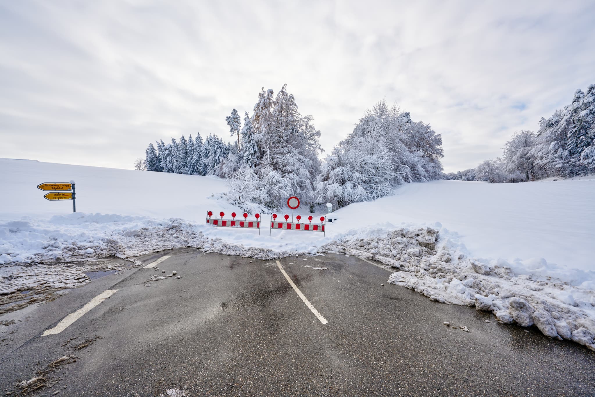 Winterliche Straßensperrung in Bruckberg, Marktl, Altötting, Oberbayern. Schneebruch im Winter 2023, verschneite Landschaft, Bäume. Inn-Salzach, Deutschland.